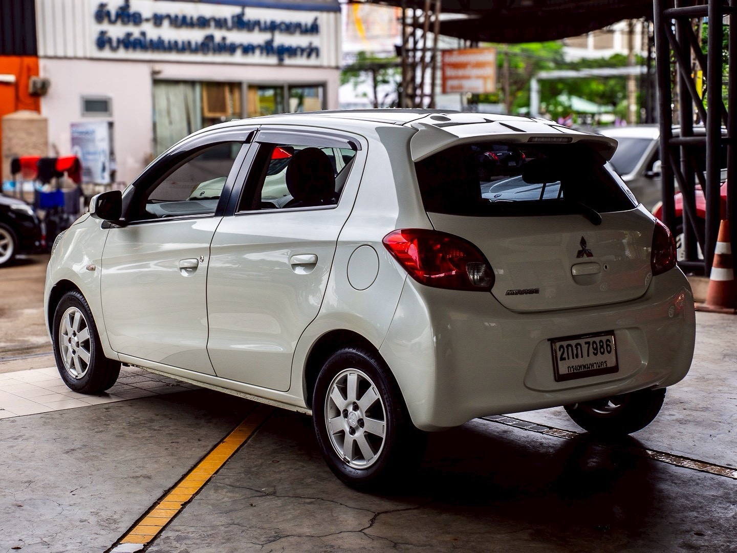 2013 Mitsubishi Mirage สีขาว (รูปที่ 13)