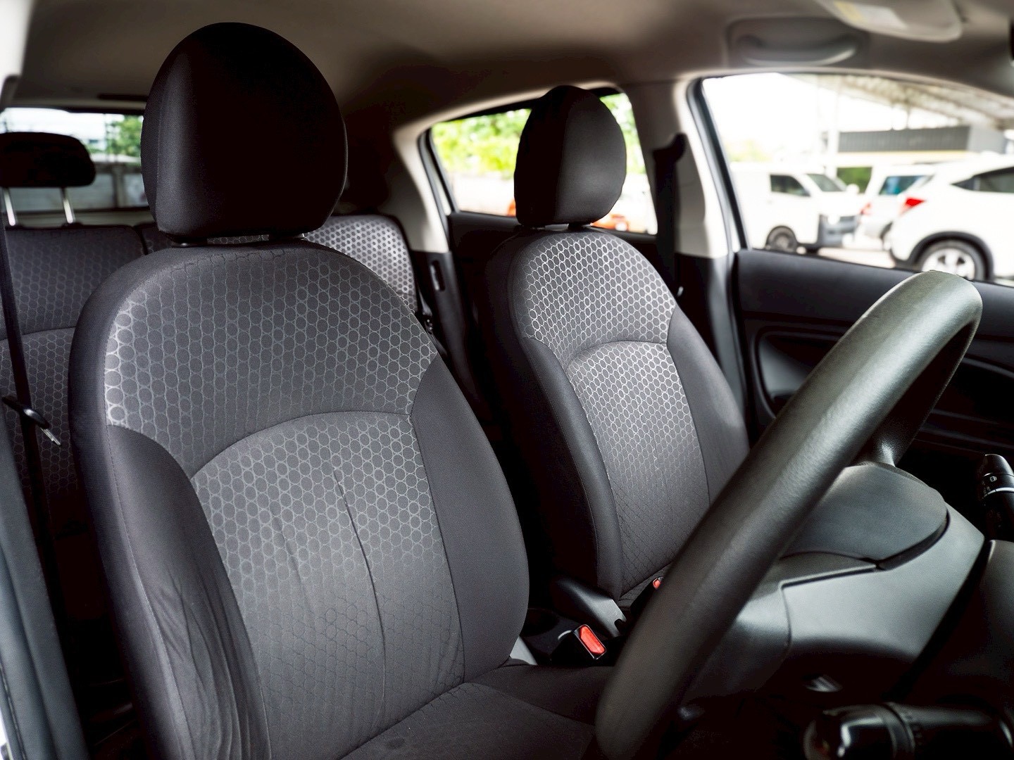 2013 Mitsubishi Mirage สีขาว (รูปที่ 11)