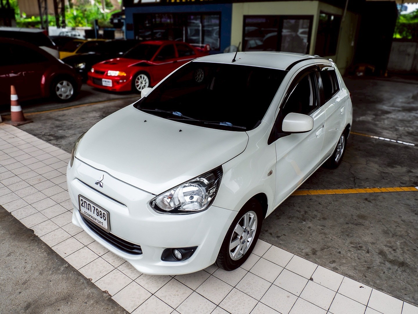 2013 Mitsubishi Mirage สีขาว (รูปที่ 4)