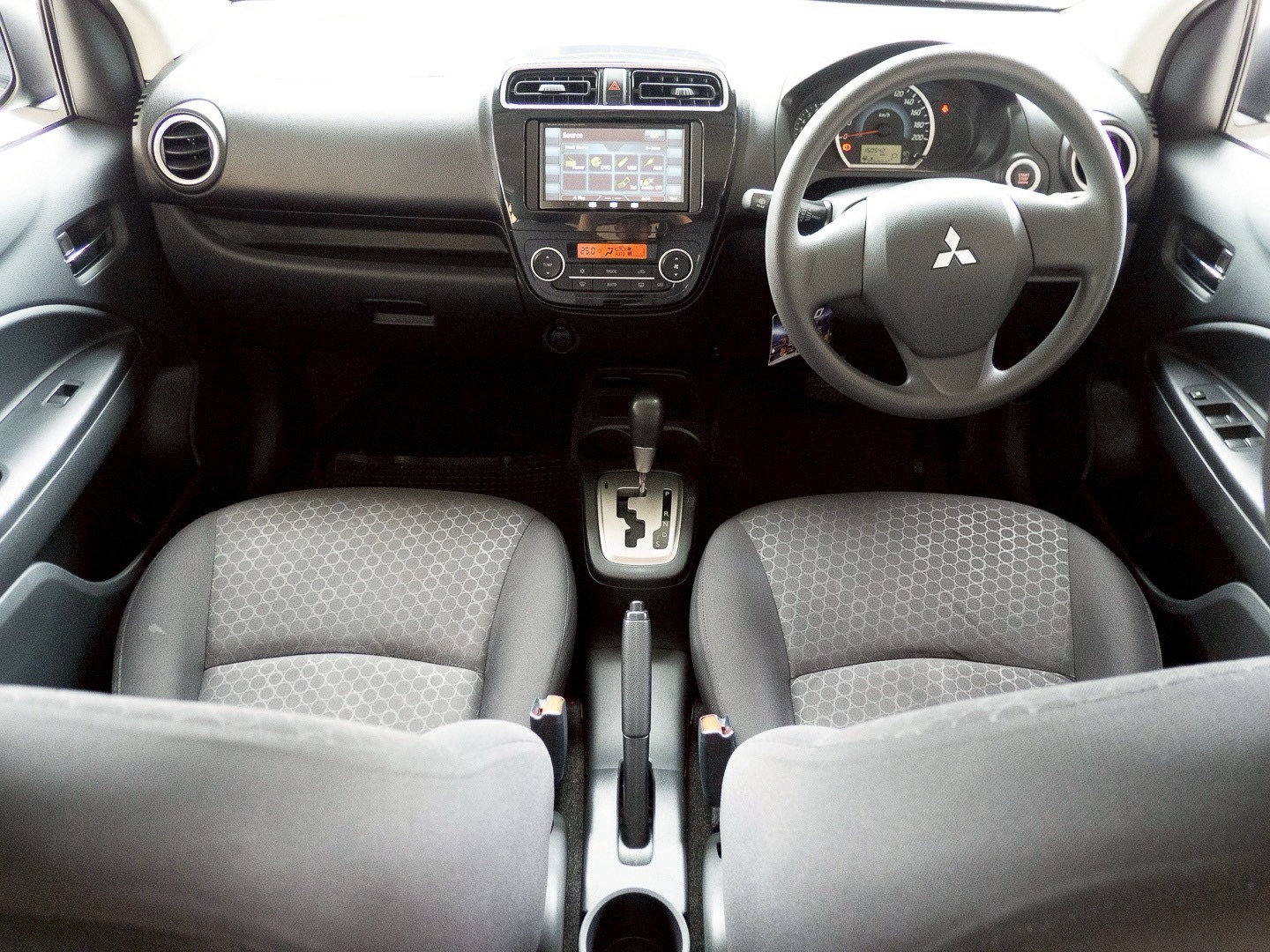 2013 Mitsubishi Mirage สีขาว (รูปที่ 9)
