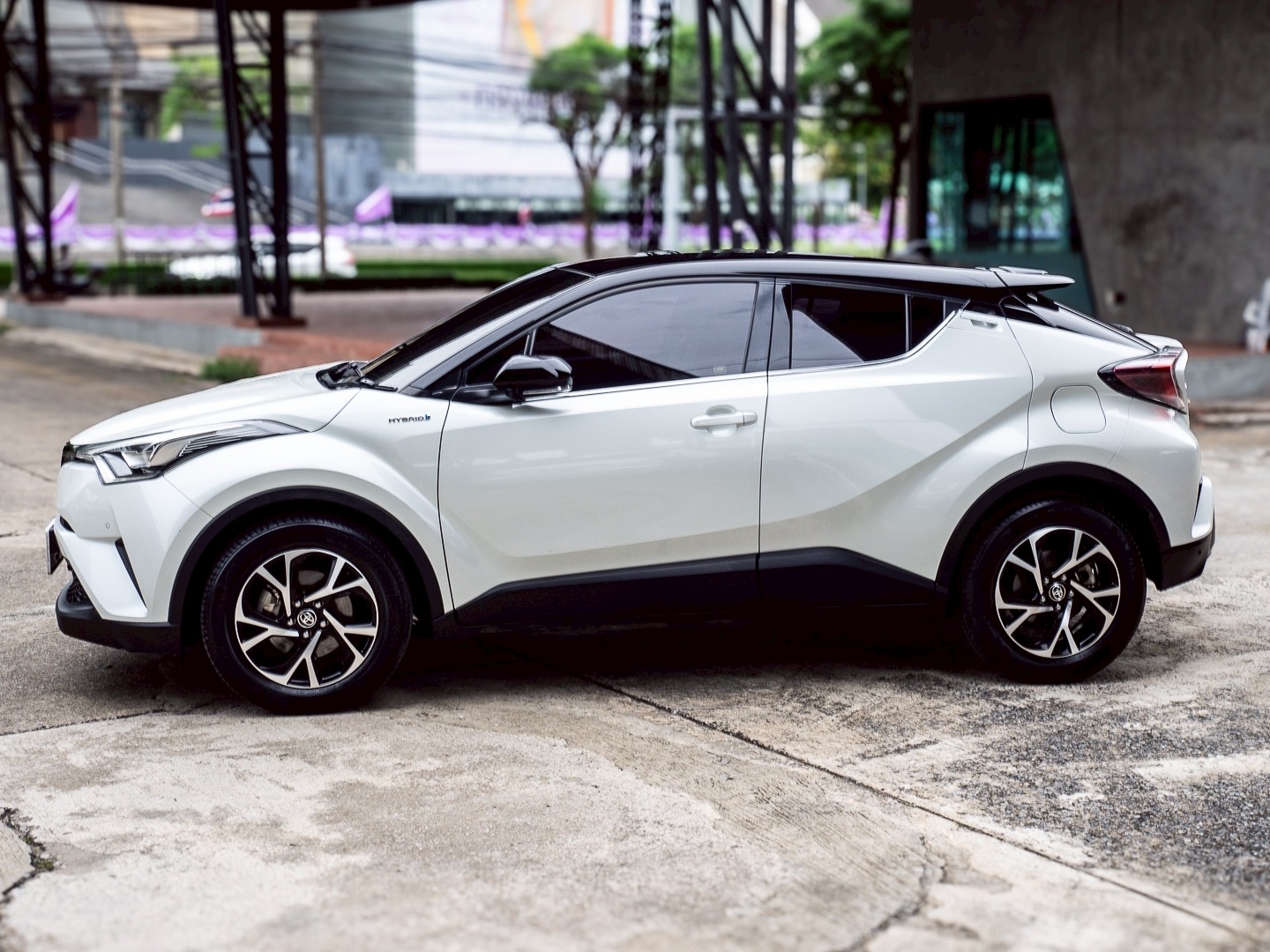 2021 Toyota C-HR สีขาว (รูปที่ 2)