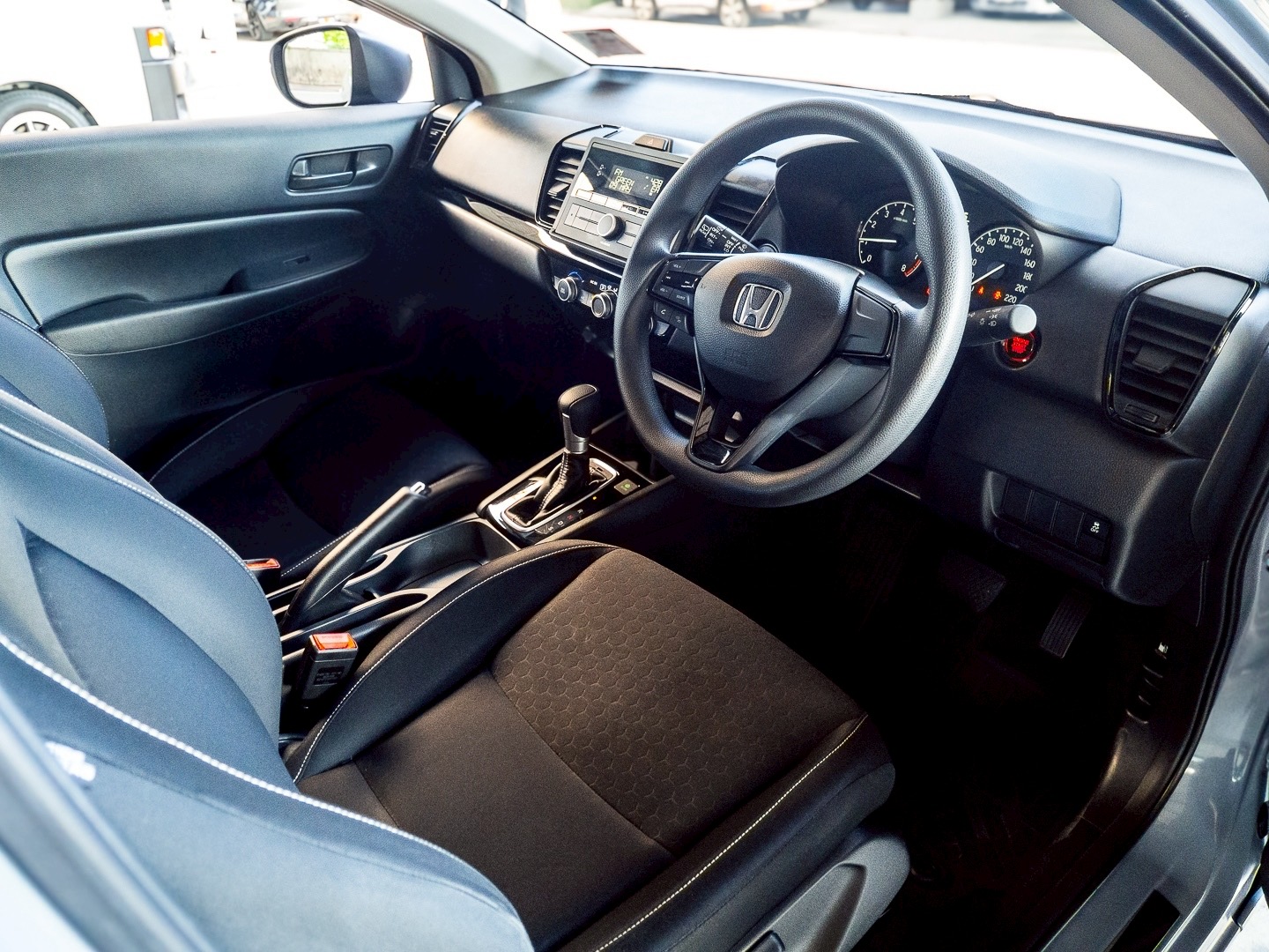 2021 Honda City Hatchback สีเทา (รูปที่ 8)