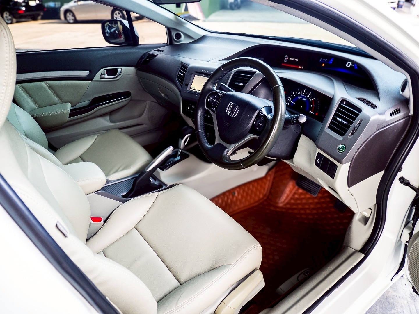 2013 Honda Civic FB สีขาว (รูปที่ 8)