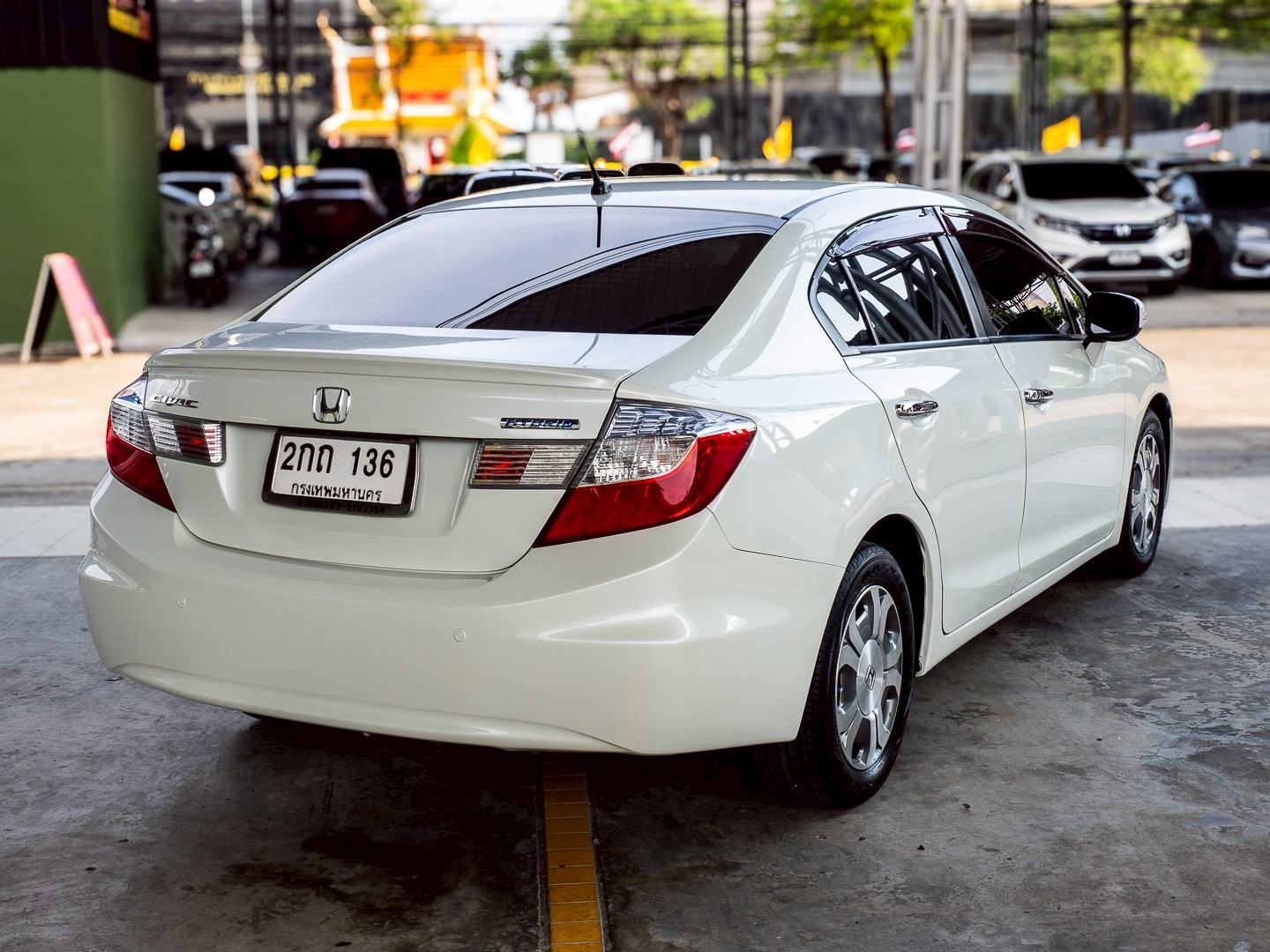 2013 Honda Civic FB สีขาว (รูปที่ 6)