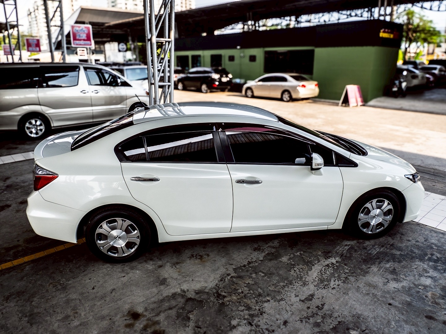 2013 Honda Civic FB สีขาว (รูปที่ 16)
