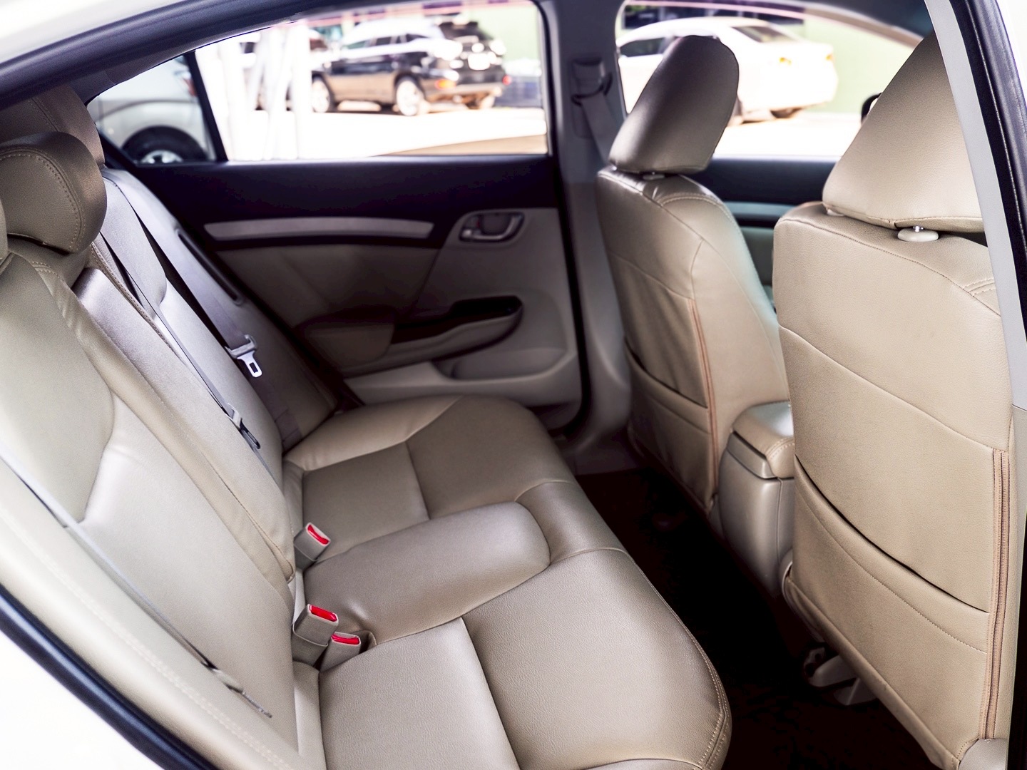 2013 Honda Civic FB สีขาว (รูปที่ 10)