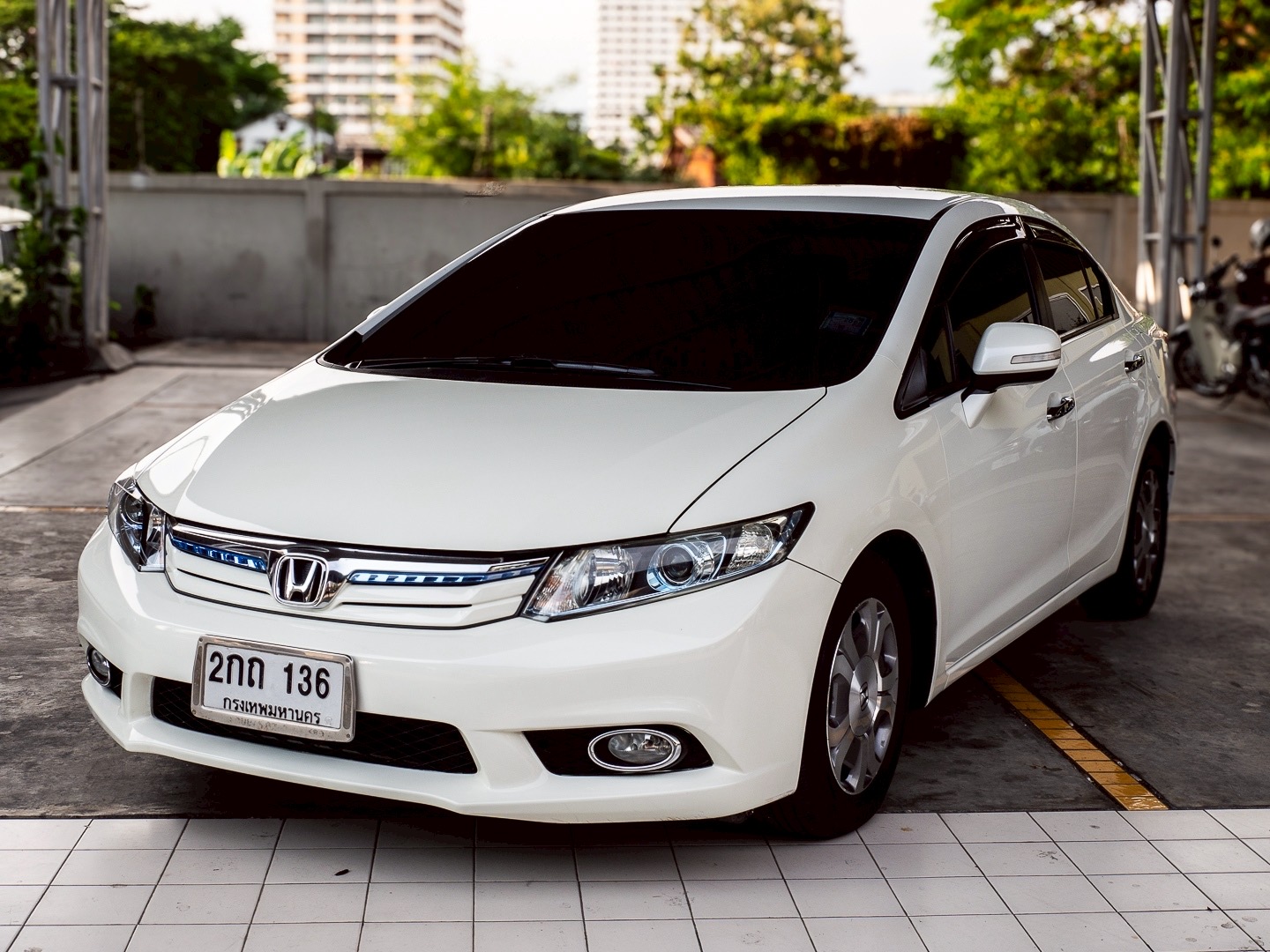 2013 Honda Civic FB สีขาว (รูปที่ 2)
