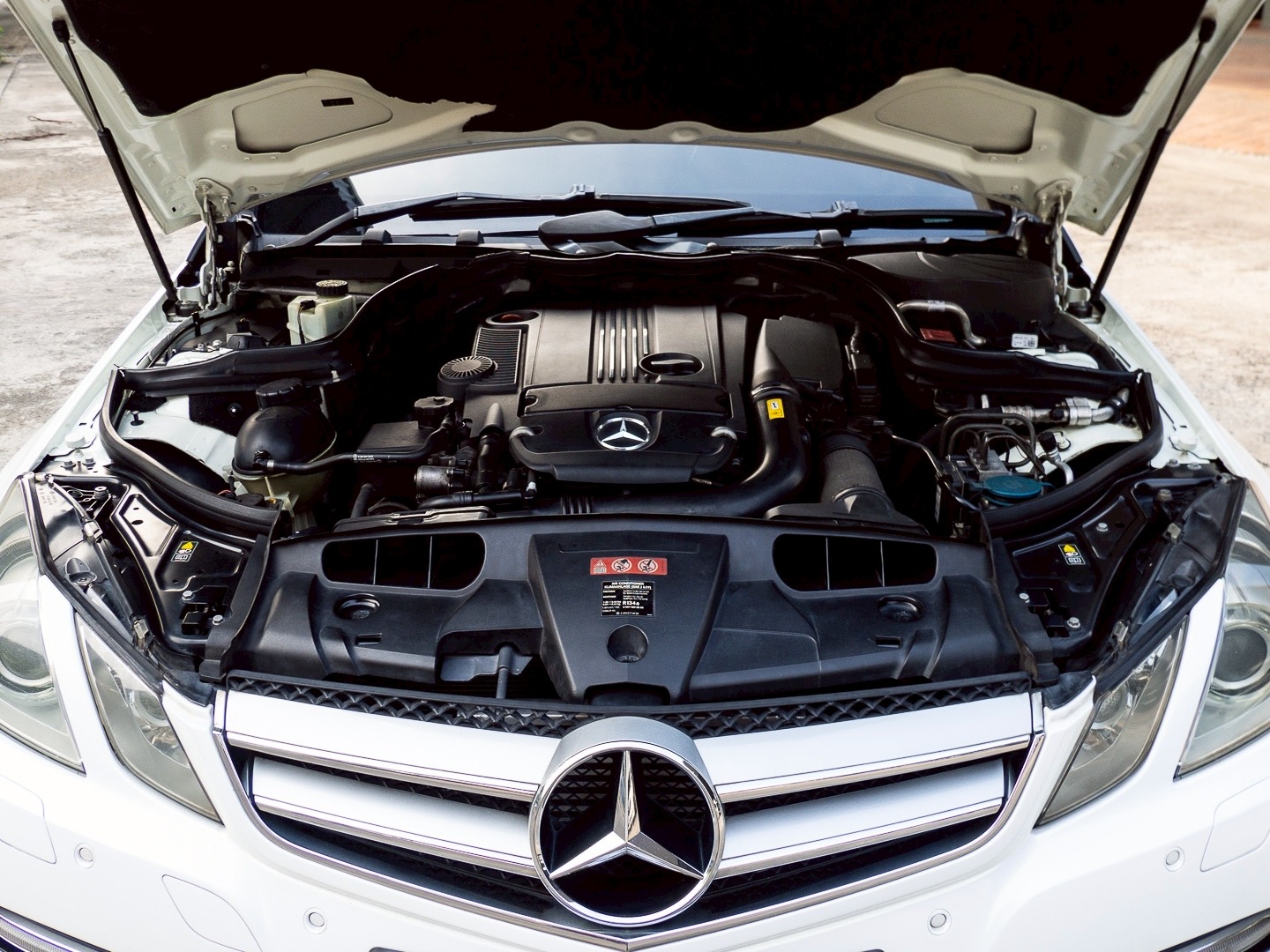 2012 Mercedes-Benz E-Class Coupe E200 สีขาว (รูปที่ 18)