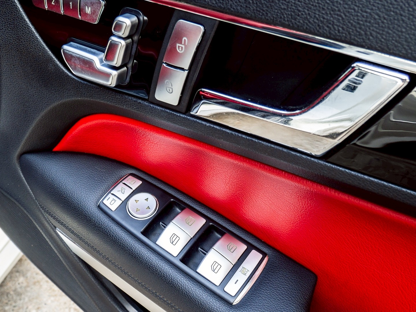2012 Mercedes-Benz E-Class Coupe E200 สีขาว (รูปที่ 9)