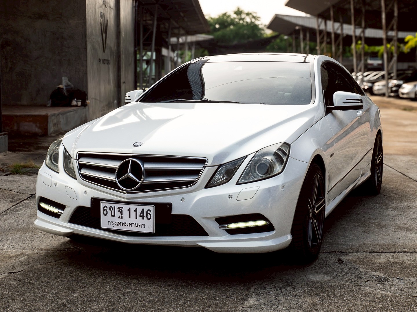 2012 Mercedes-Benz E-Class Coupe E200 สีขาว (รูปที่ 2)