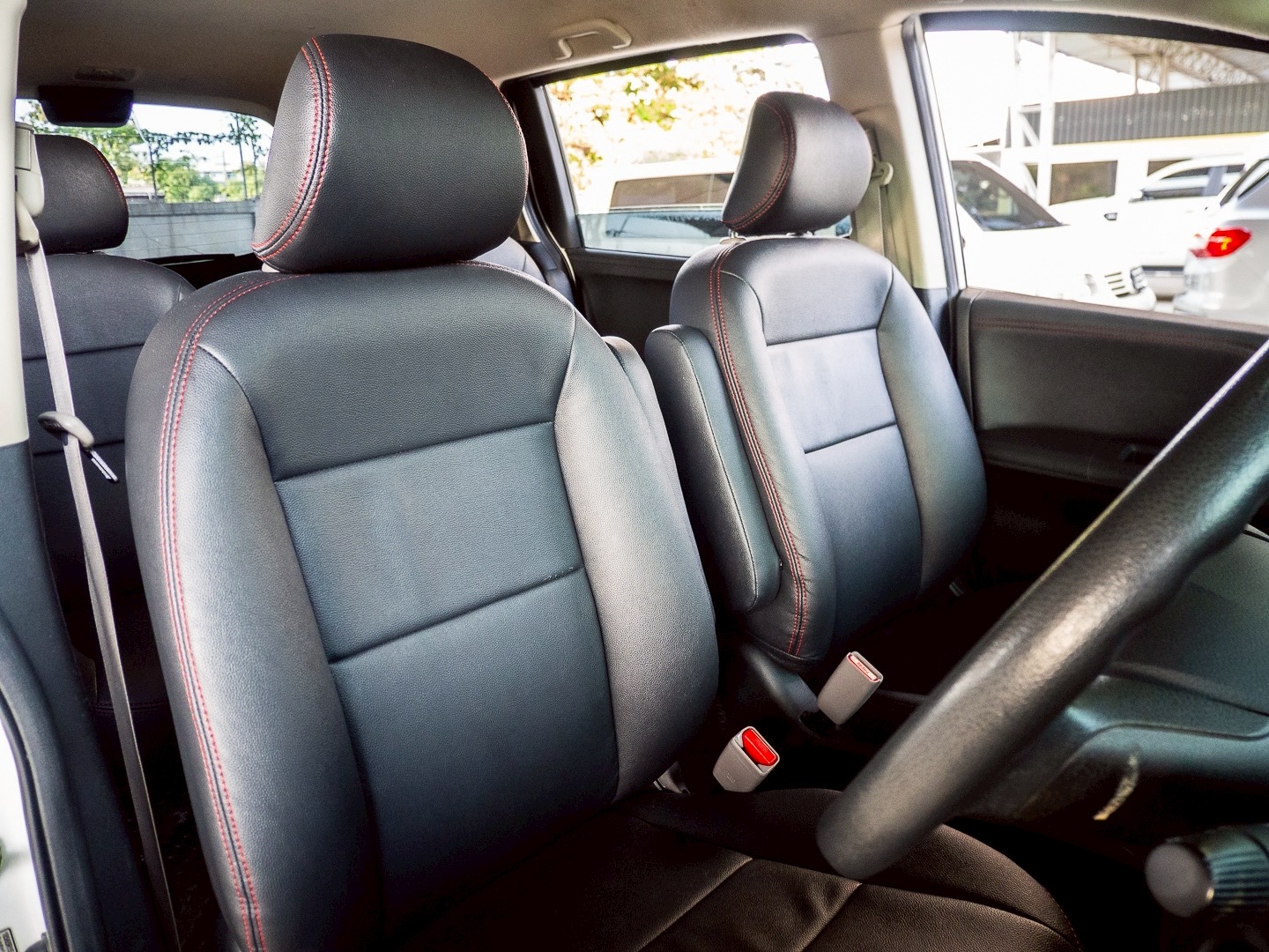 2014 Honda Freed สีขาว (รูปที่ 9)