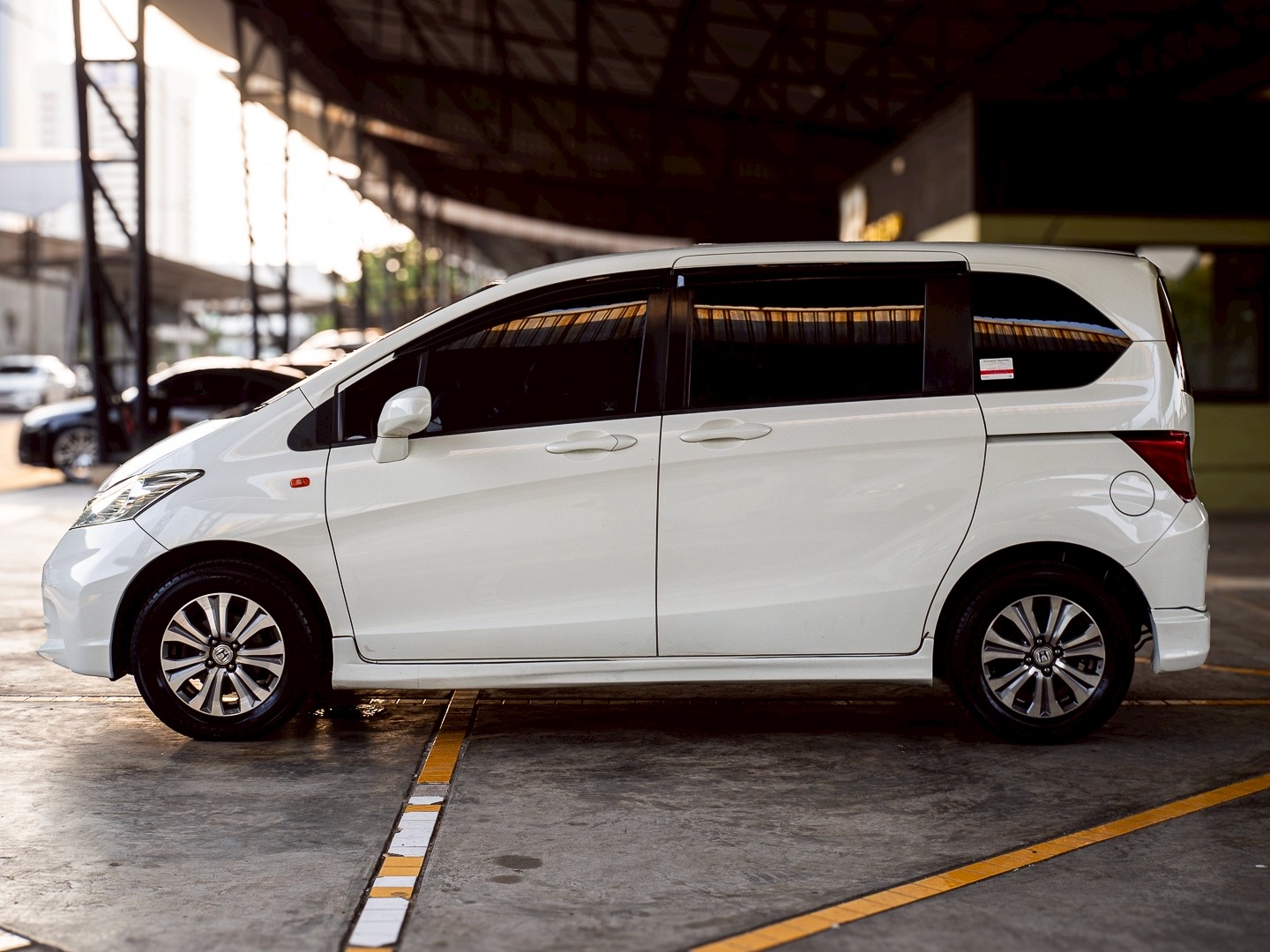 2014 Honda Freed สีขาว (รูปที่ 3)