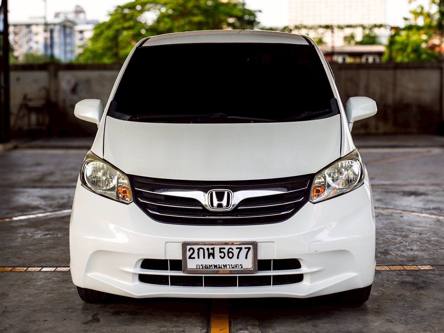 2014 Honda Freed สีขาว (รูปที่ 2)
