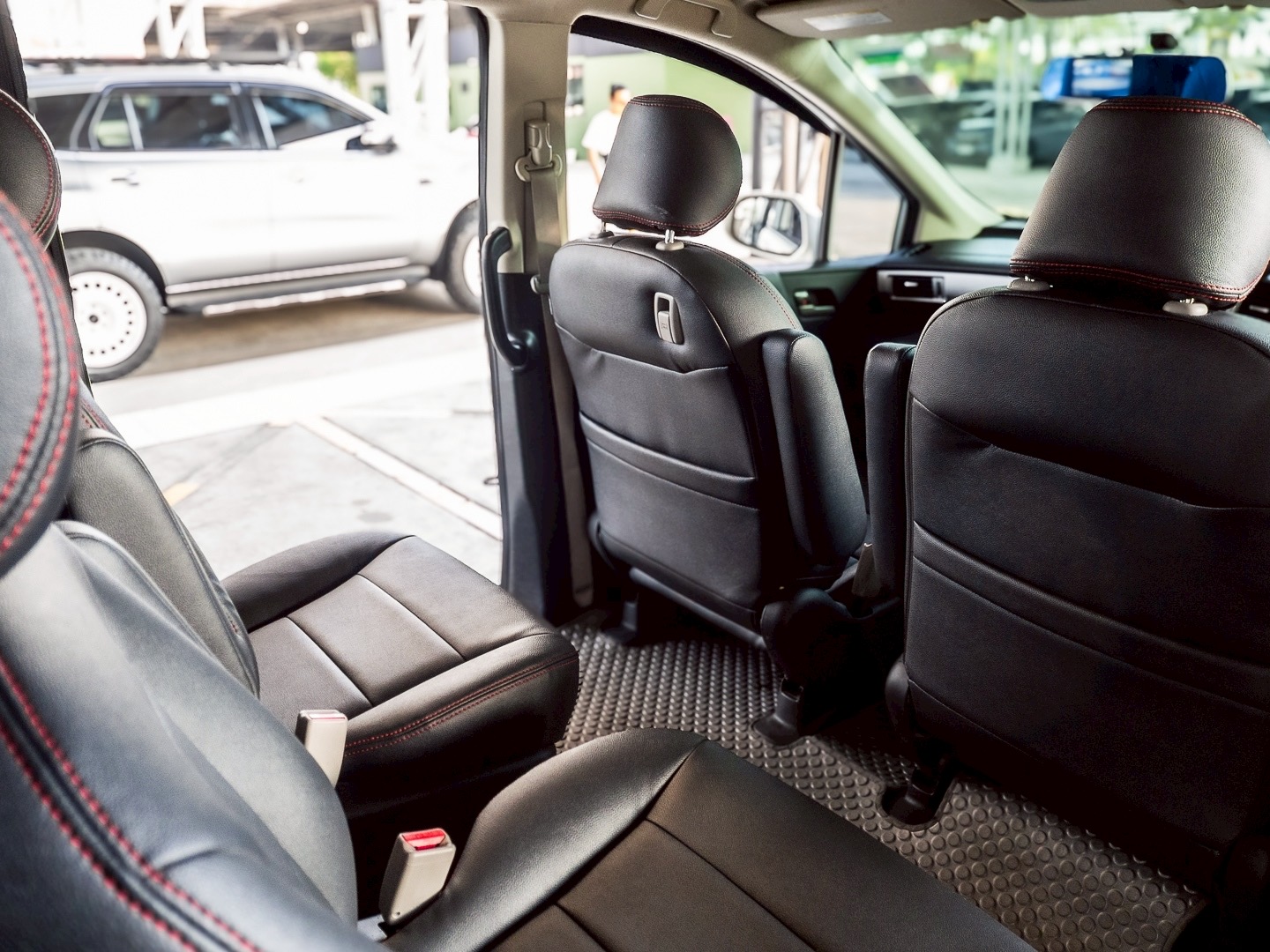 2014 Honda Freed สีขาว (รูปที่ 12)