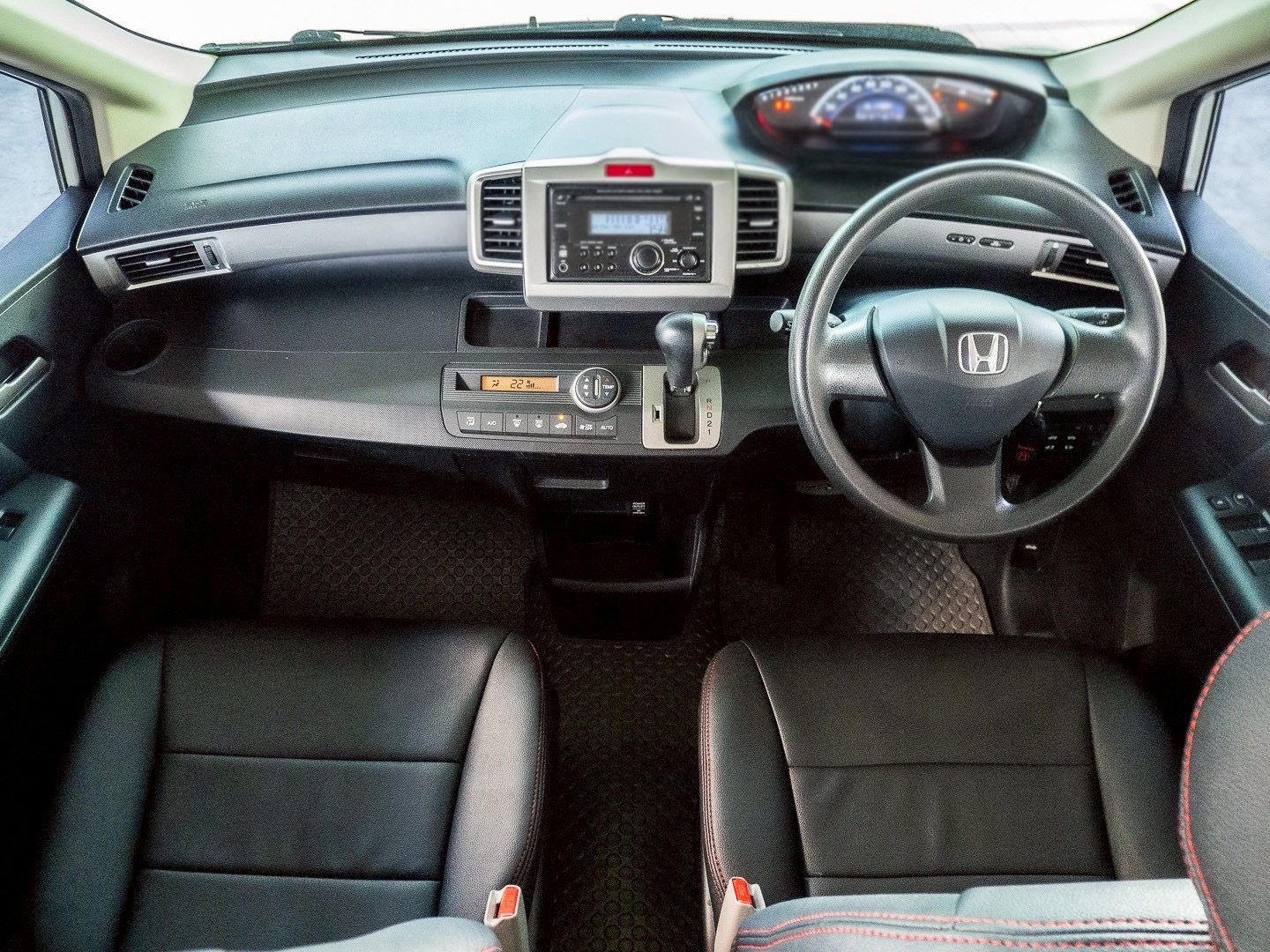 2014 Honda Freed สีขาว (รูปที่ 7)