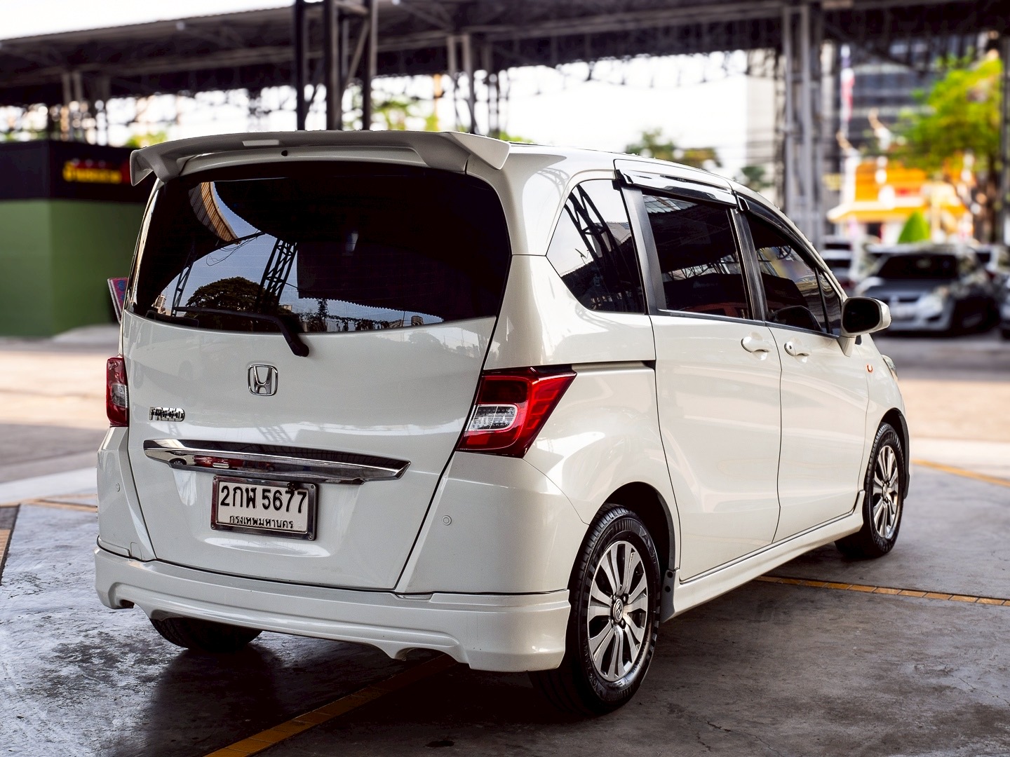 2014 Honda Freed สีขาว (รูปที่ 6)