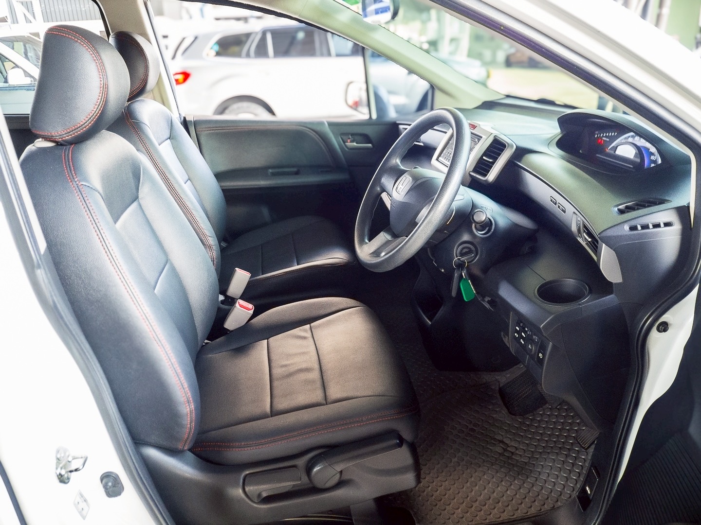 2014 Honda Freed สีขาว (รูปที่ 10)