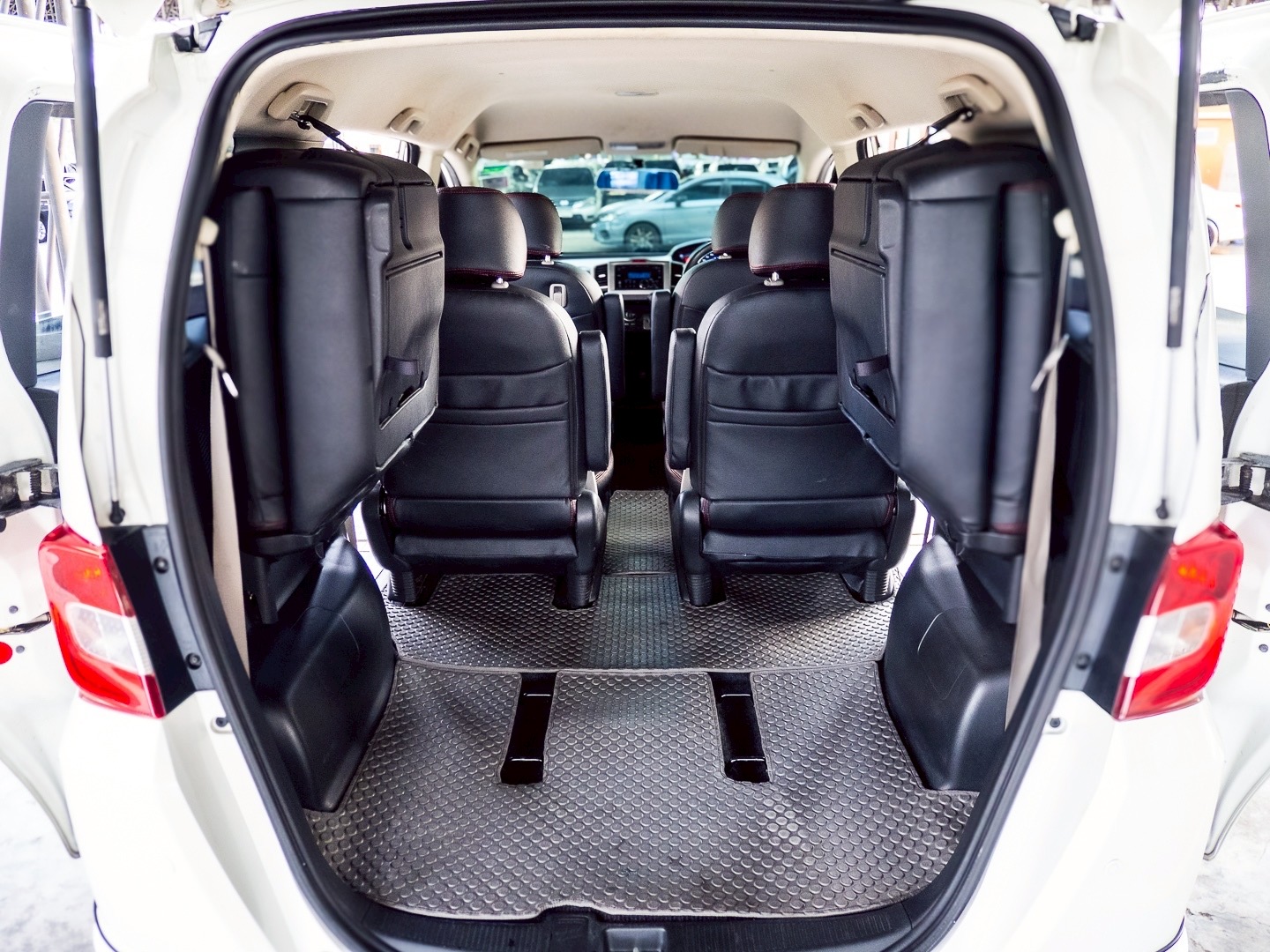 2014 Honda Freed สีขาว (รูปที่ 13)