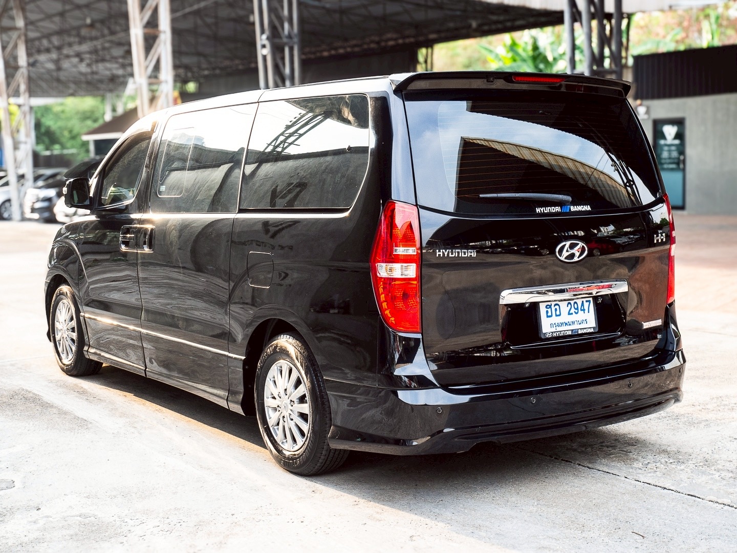 2018 Hyundai H-1 สีดำ (รูปที่ 3)