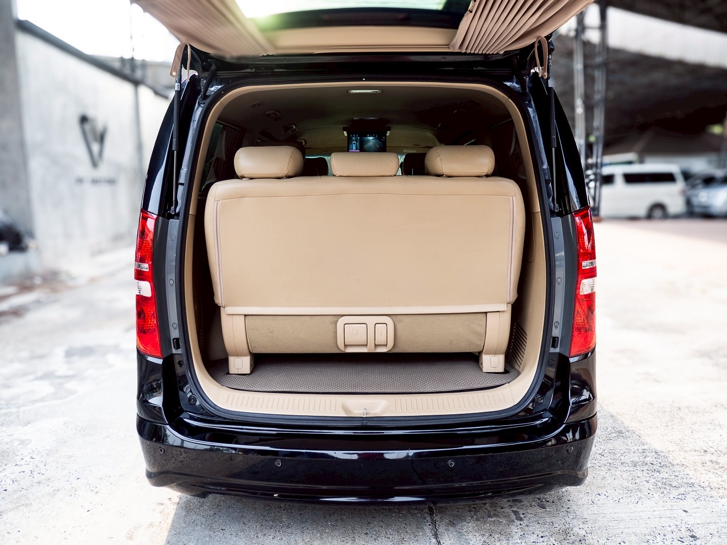 2018 Hyundai H-1 สีดำ (รูปที่ 18)