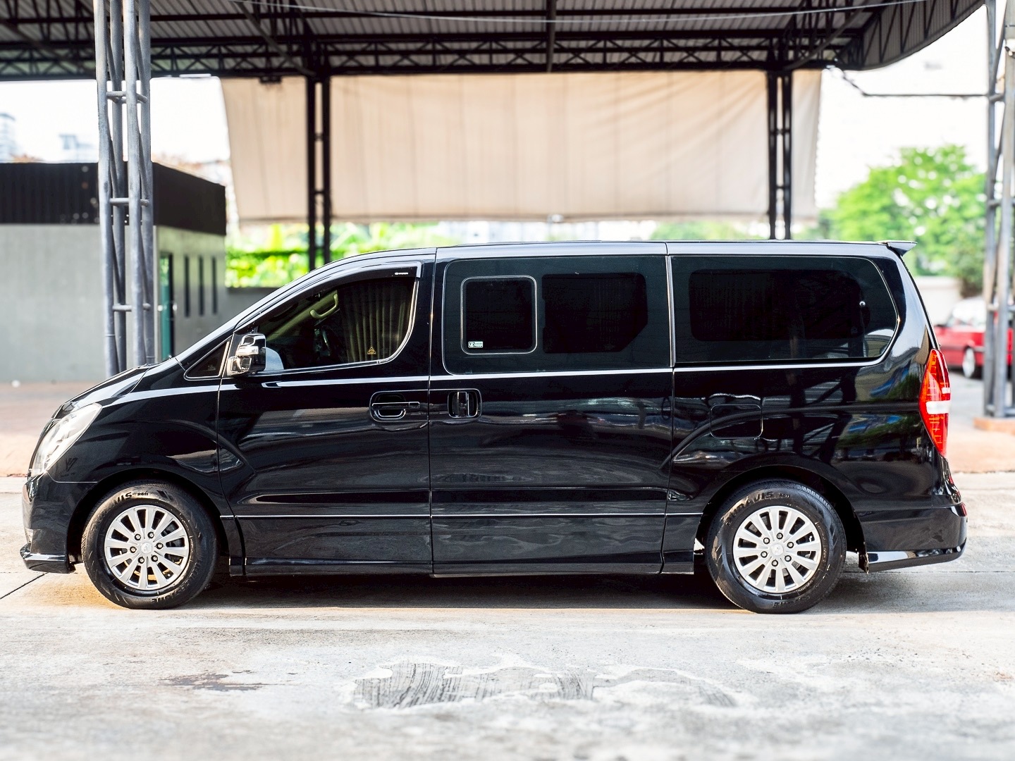 2018 Hyundai H-1 สีดำ (รูปที่ 2)