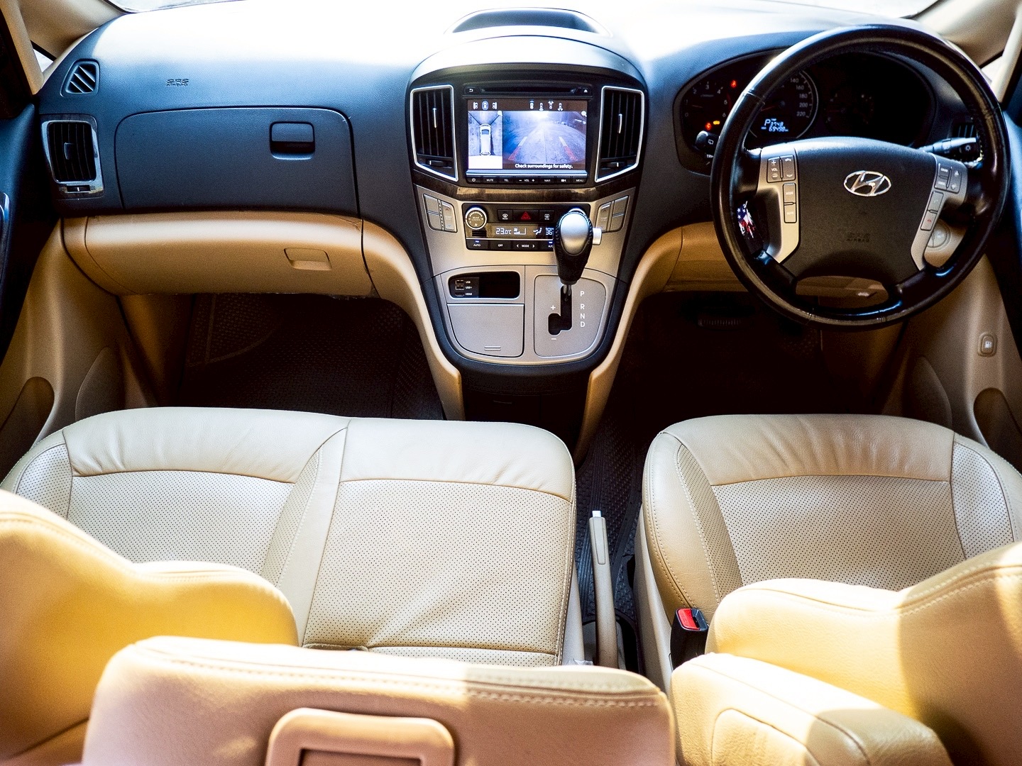 2018 Hyundai H-1 สีดำ (รูปที่ 13)
