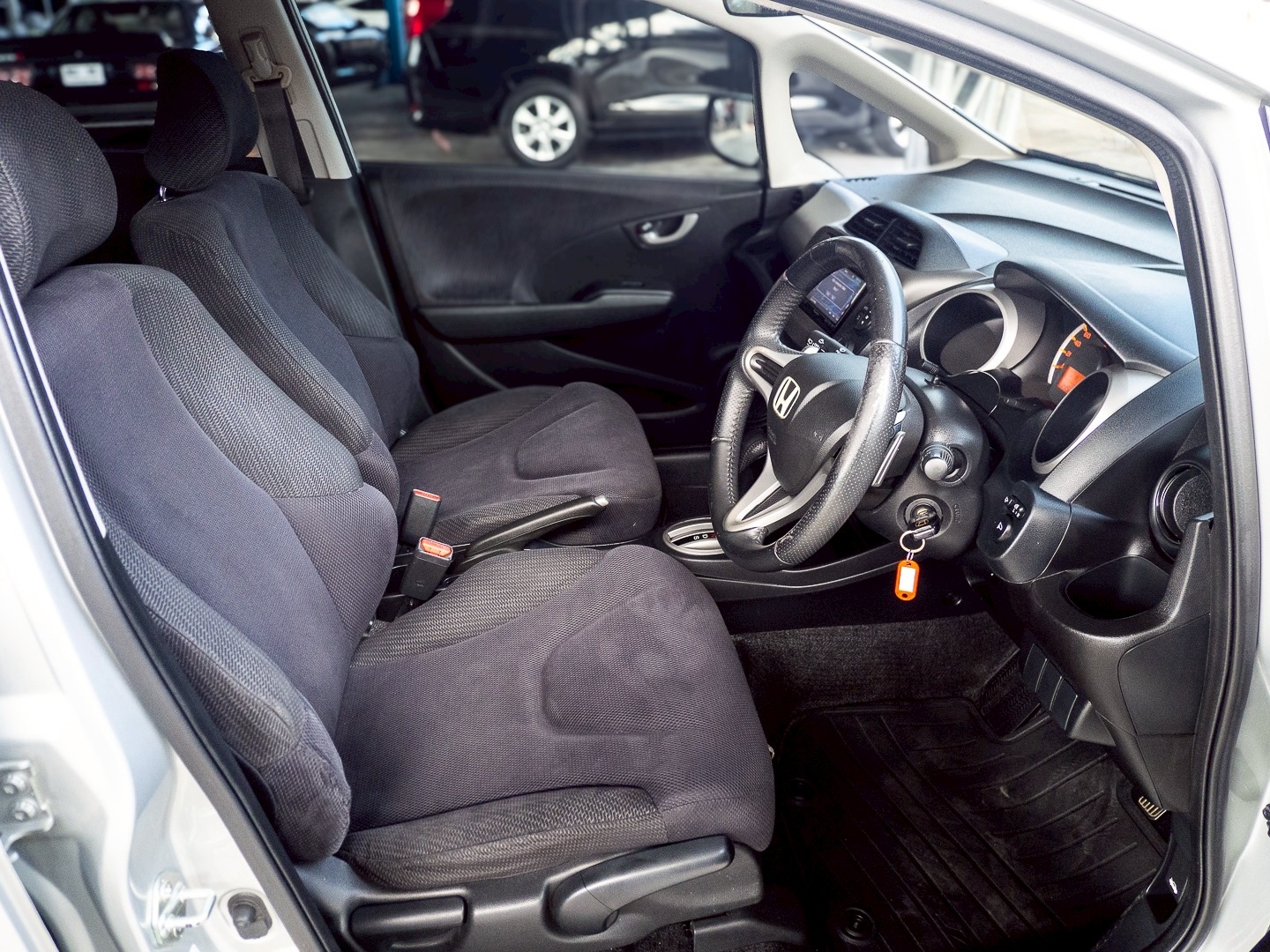 2012 Honda Jazz GE สีเงิน (รูปที่ 6)