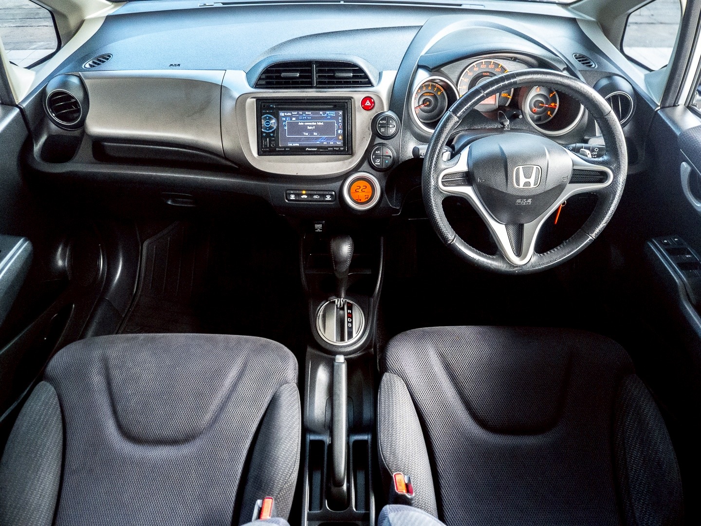 2012 Honda Jazz GE สีเงิน (รูปที่ 13)