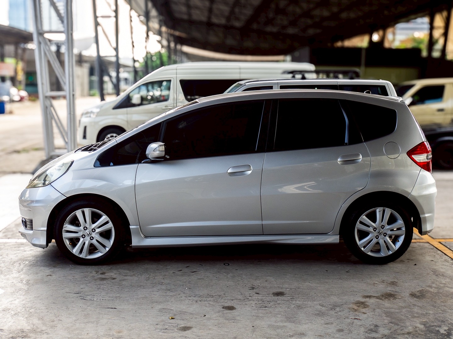 2012 Honda Jazz GE สีเงิน (รูปที่ 3)