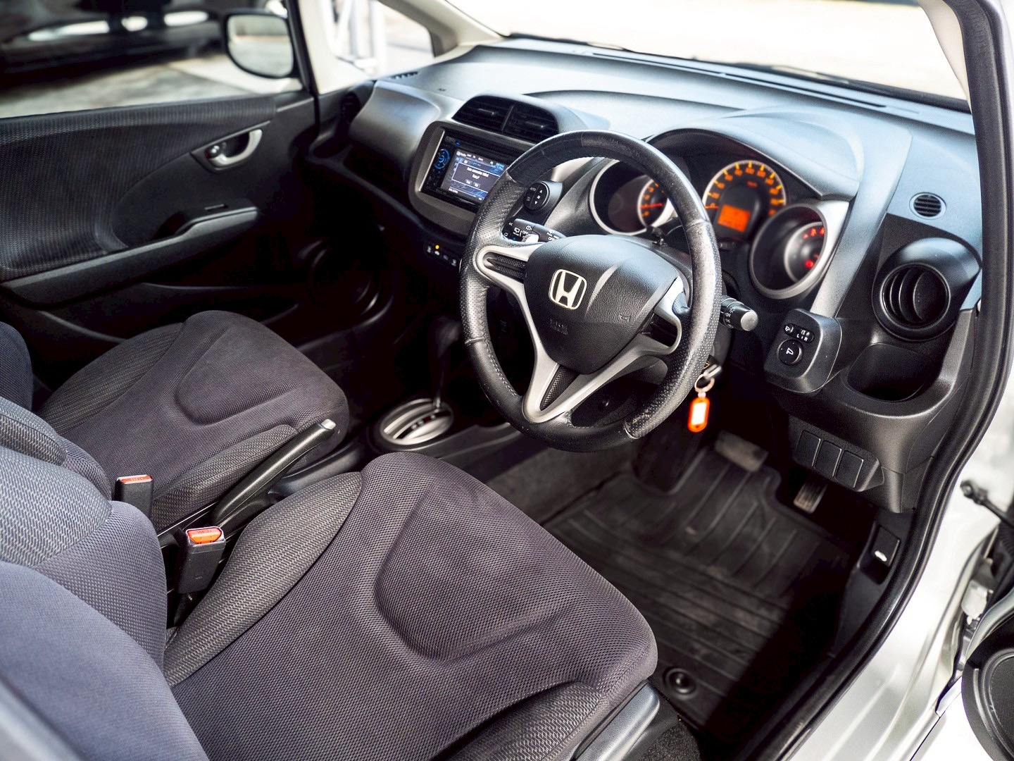2012 Honda Jazz GE สีเงิน (รูปที่ 7)