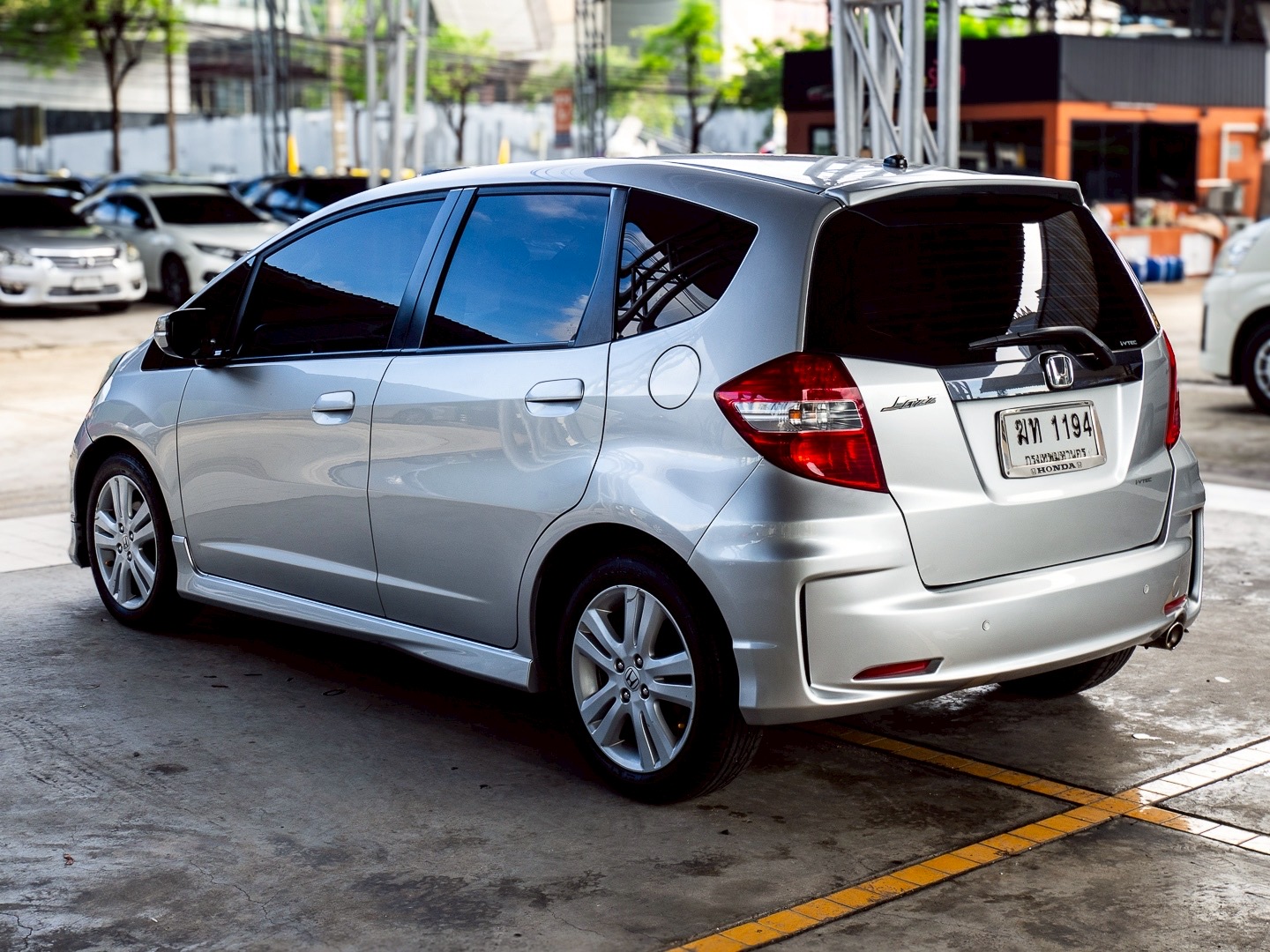 2012 Honda Jazz GE สีเงิน (รูปที่ 4)
