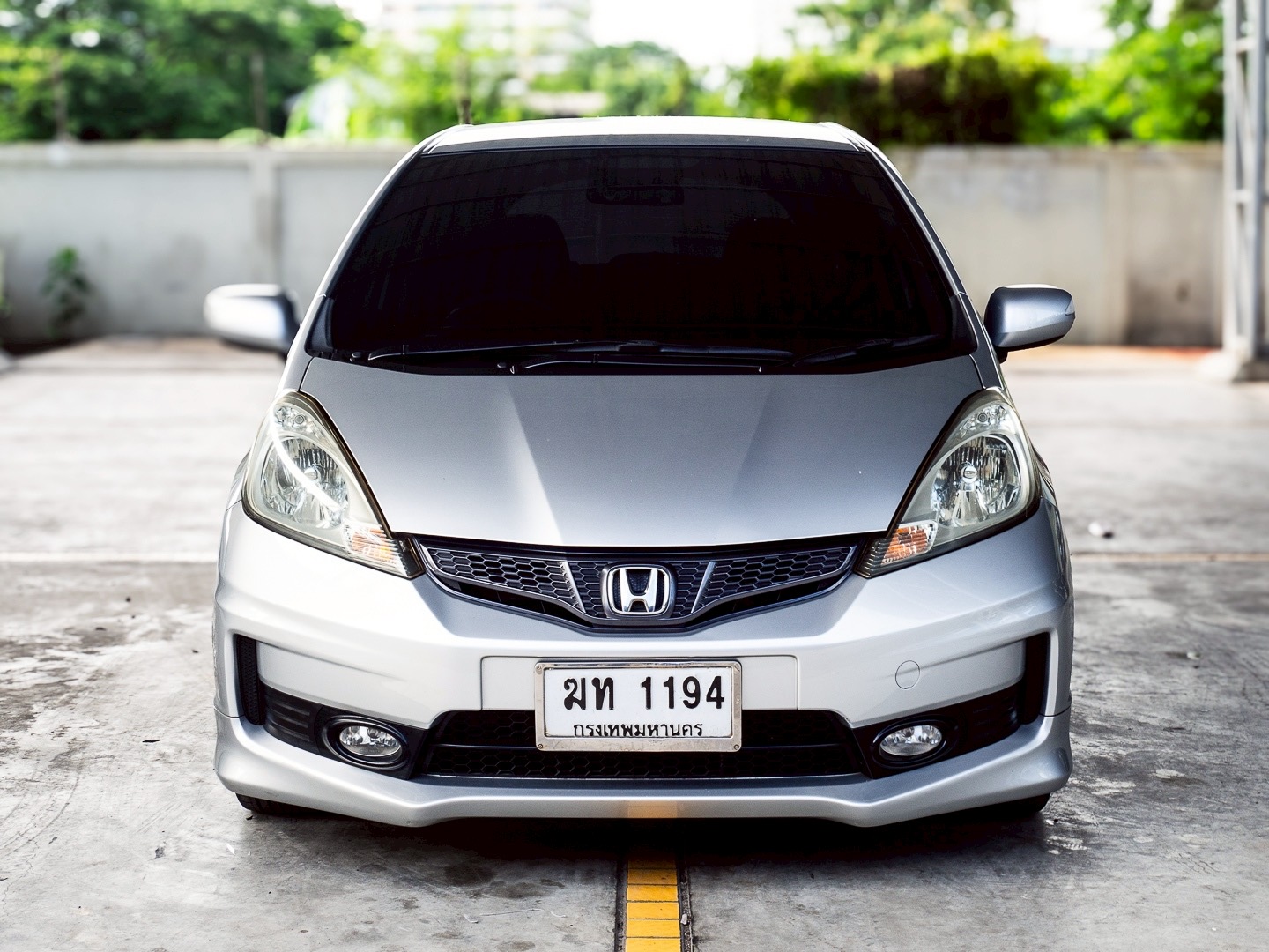 2012 Honda Jazz GE สีเงิน (รูปที่ 2)