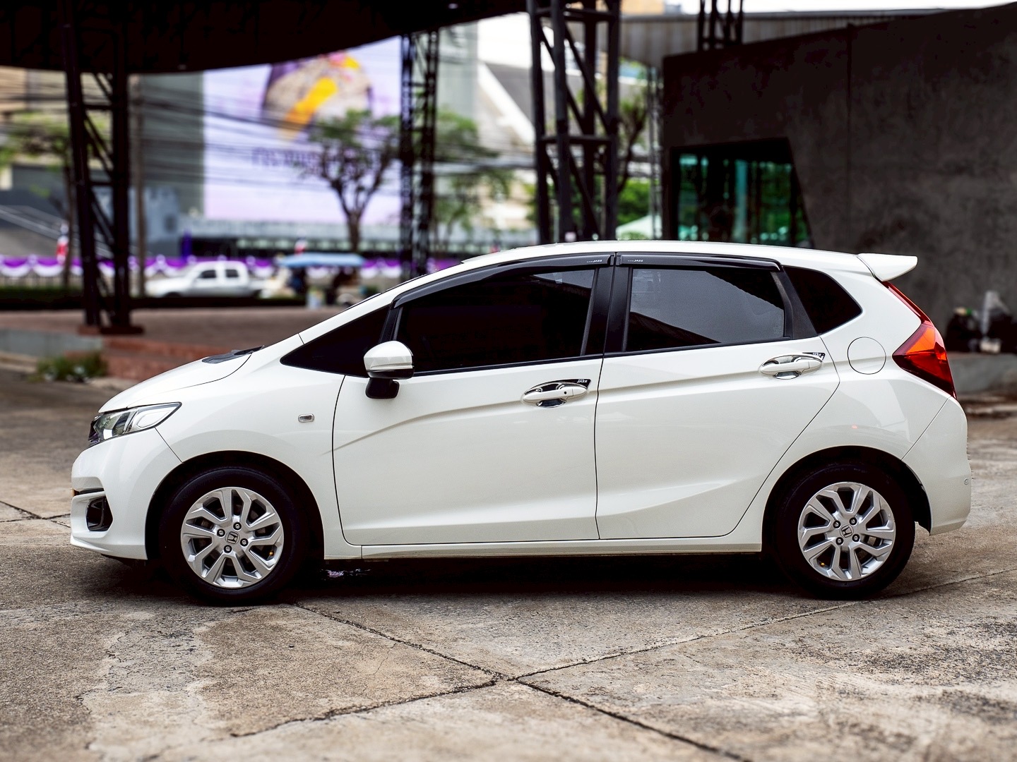 2021 Honda Jazz GK สีขาว (รูปที่ 3)