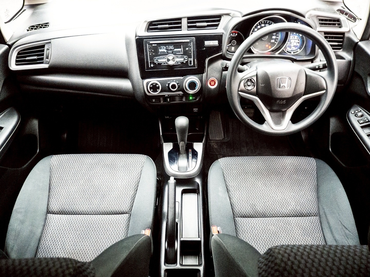 2021 Honda Jazz GK สีขาว (รูปที่ 12)