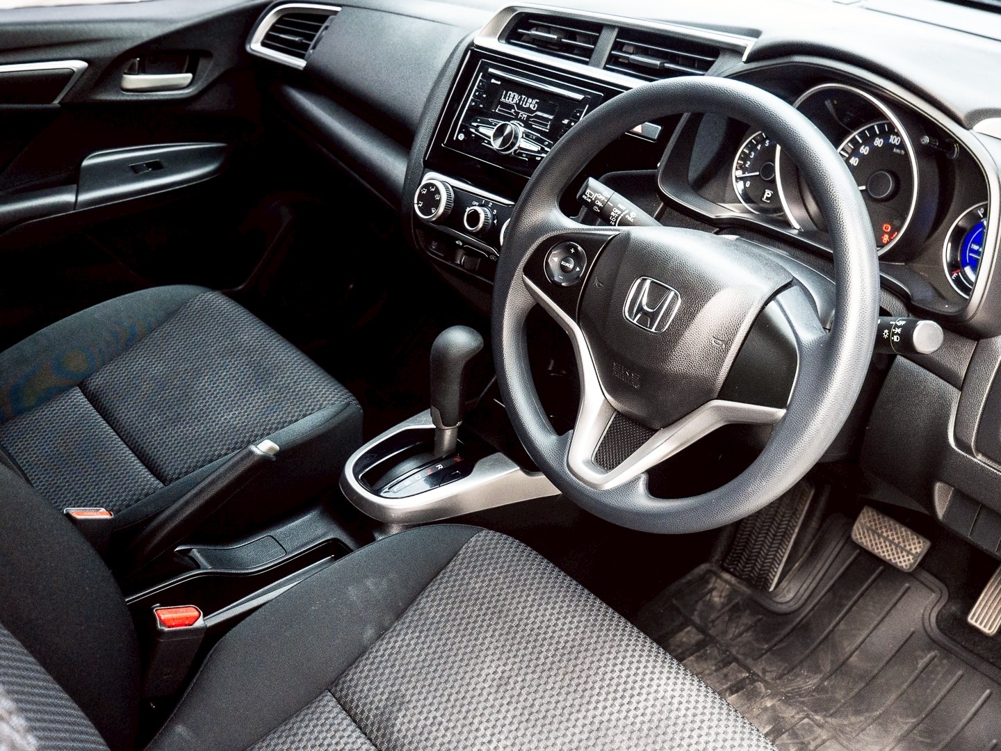2021 Honda Jazz GK สีขาว (รูปที่ 8)