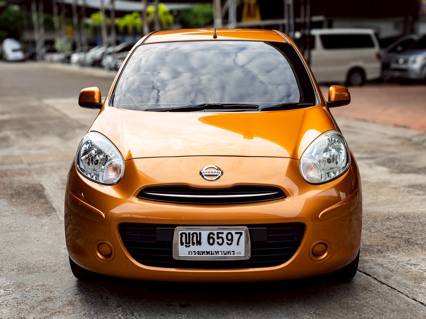 2011 Nissan March สีส้ม (รูปที่ 2)