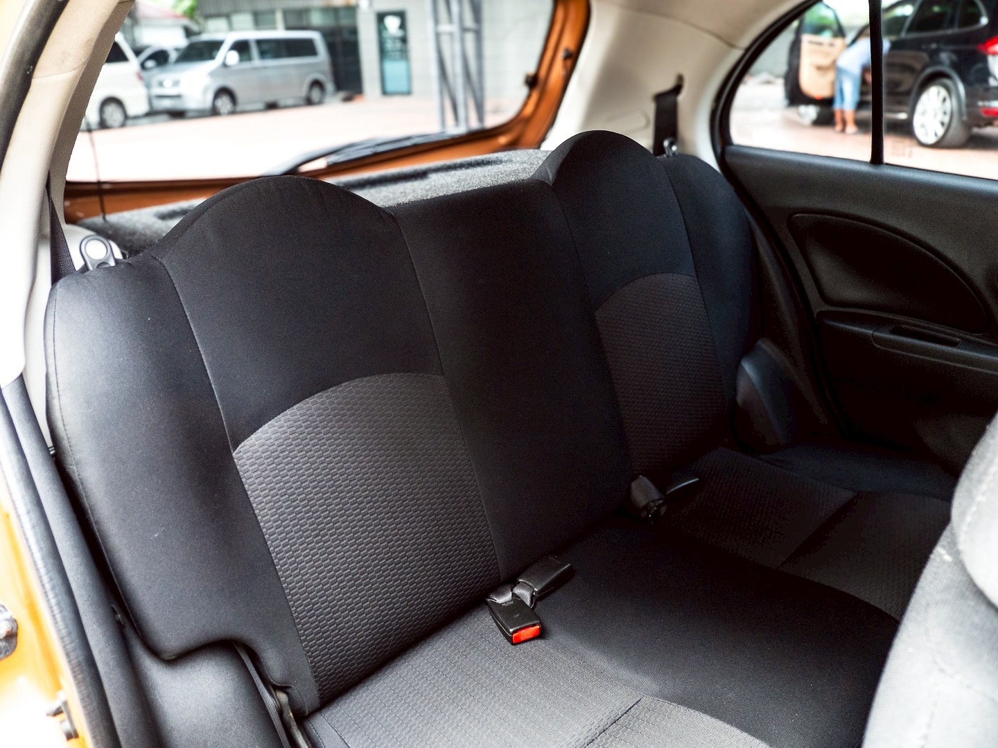 2011 Nissan March สีส้ม (รูปที่ 11)