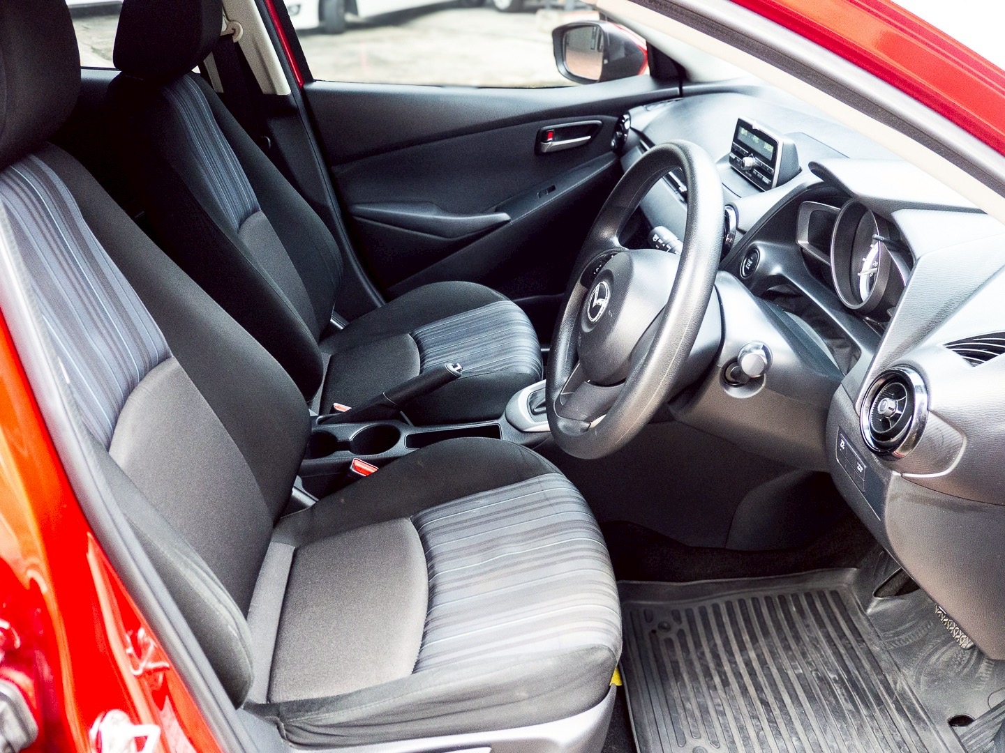 2016 Mazda 2 Hatchback (5 ประตู) สีแดง (รูปที่ 7)