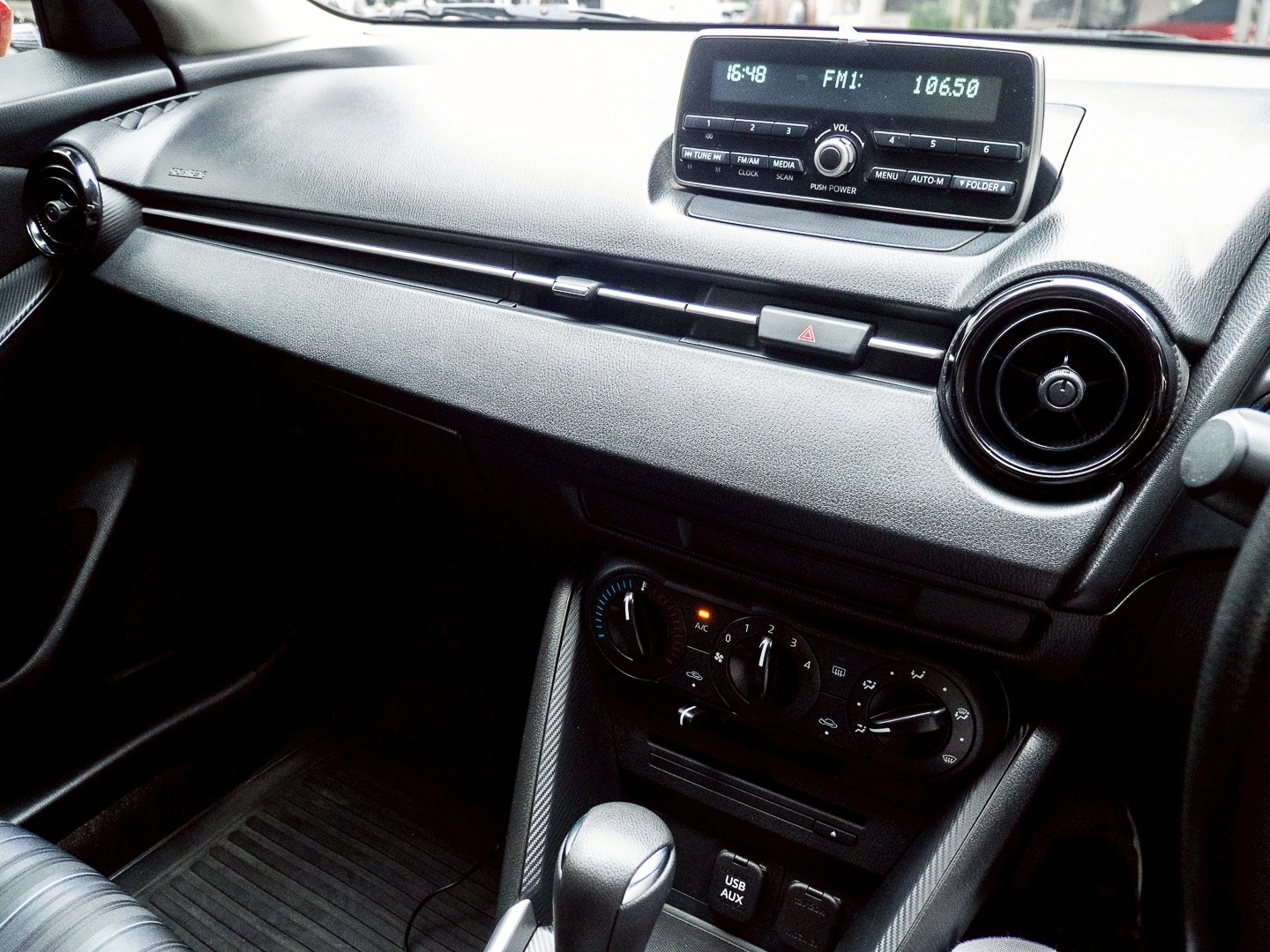 2016 Mazda 2 Hatchback (5 ประตู) สีแดง (รูปที่ 10)