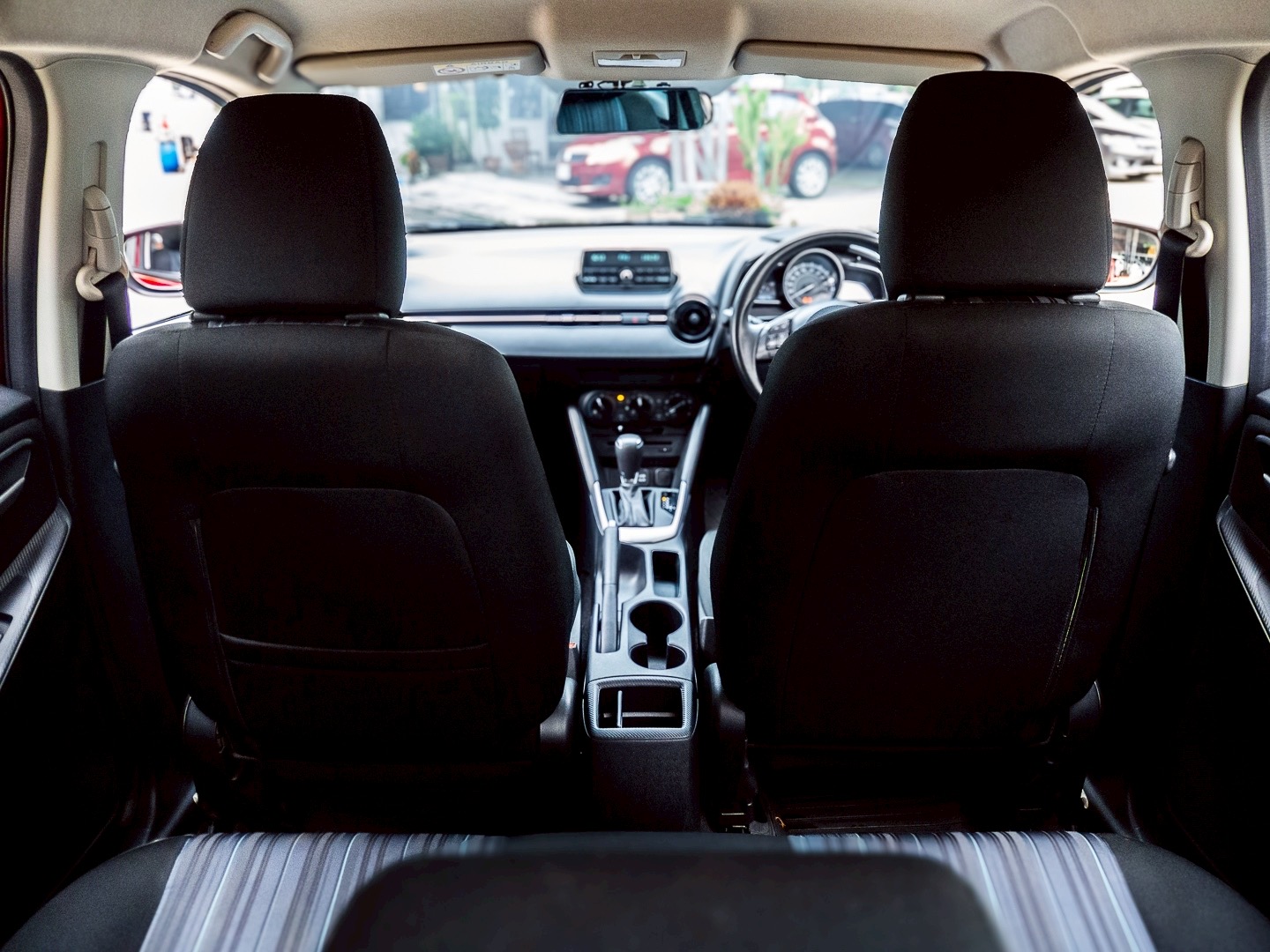 2016 Mazda 2 Hatchback (5 ประตู) สีแดง (รูปที่ 18)