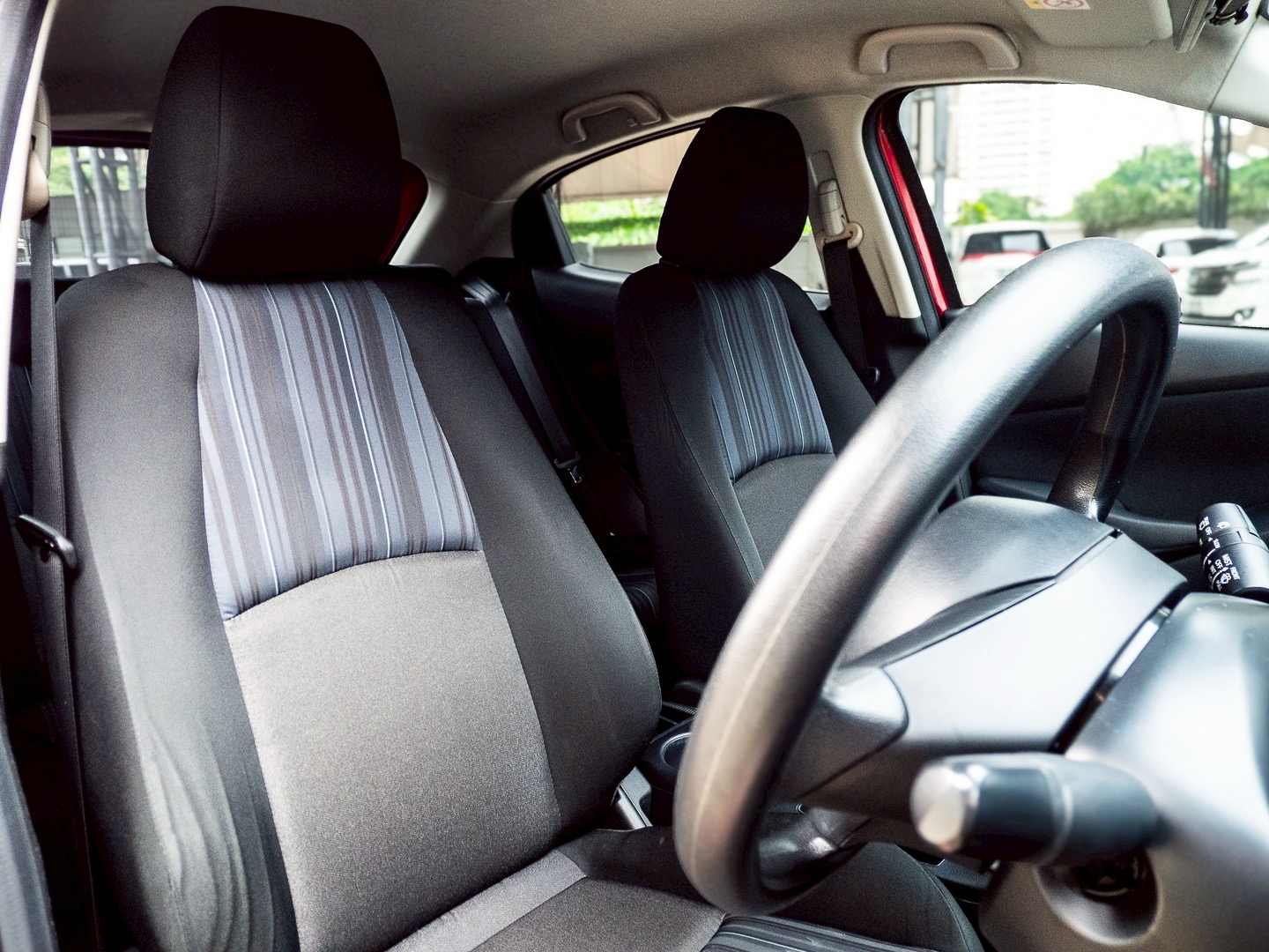 2016 Mazda 2 Hatchback (5 ประตู) สีแดง (รูปที่ 9)