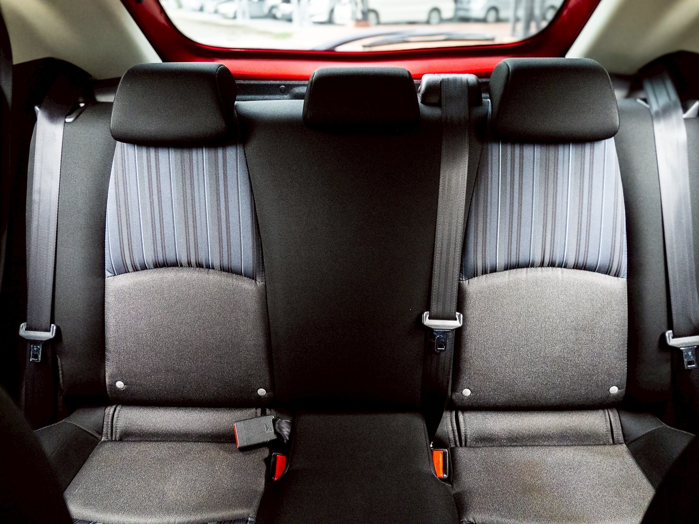 2016 Mazda 2 Hatchback (5 ประตู) สีแดง (รูปที่ 12)