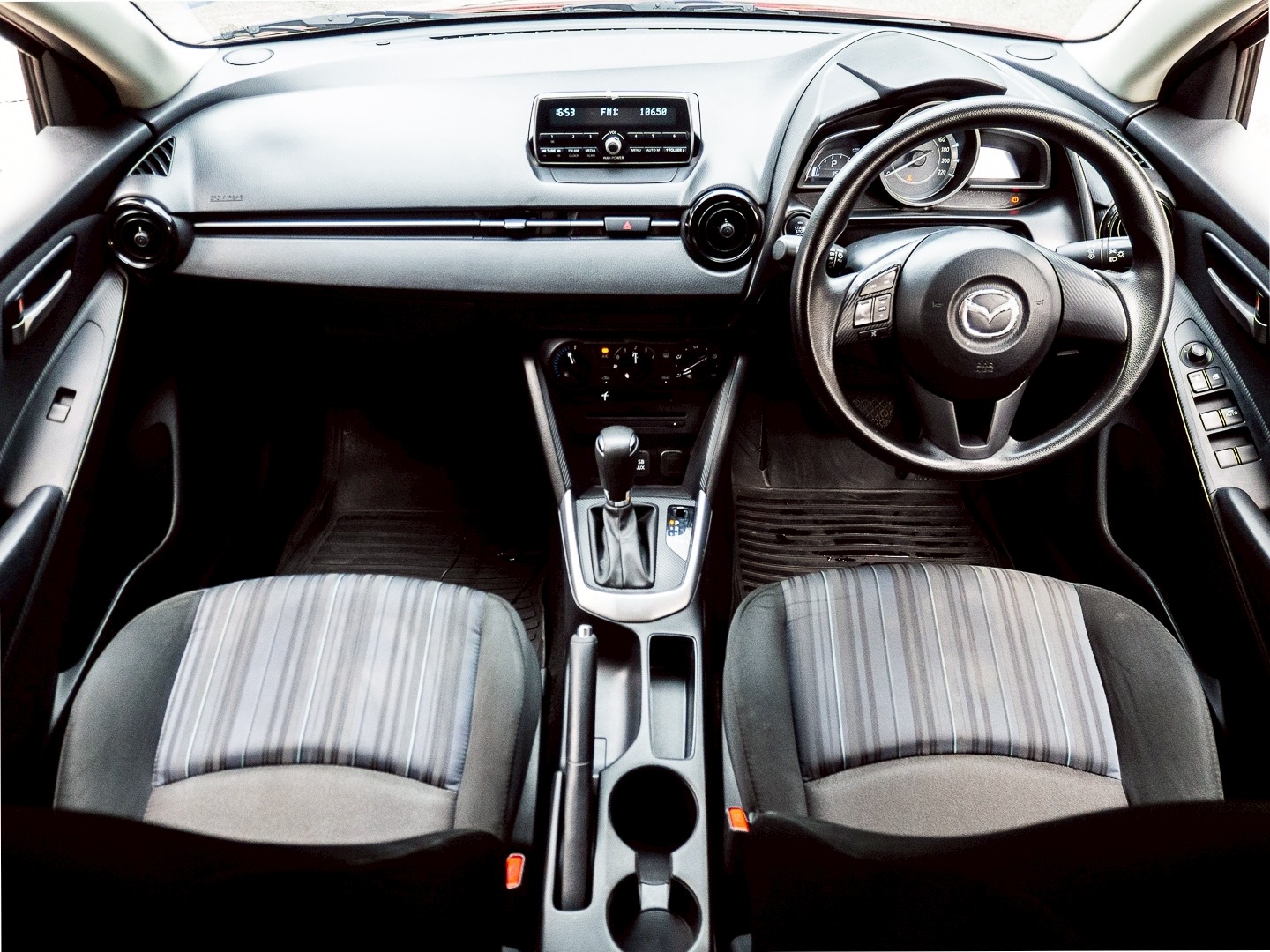 2016 Mazda 2 Hatchback (5 ประตู) สีแดง (รูปที่ 14)