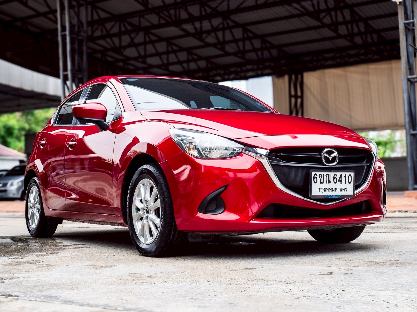 2016 Mazda 2 Hatchback (5 ประตู) สีแดง (รูปที่ 3)