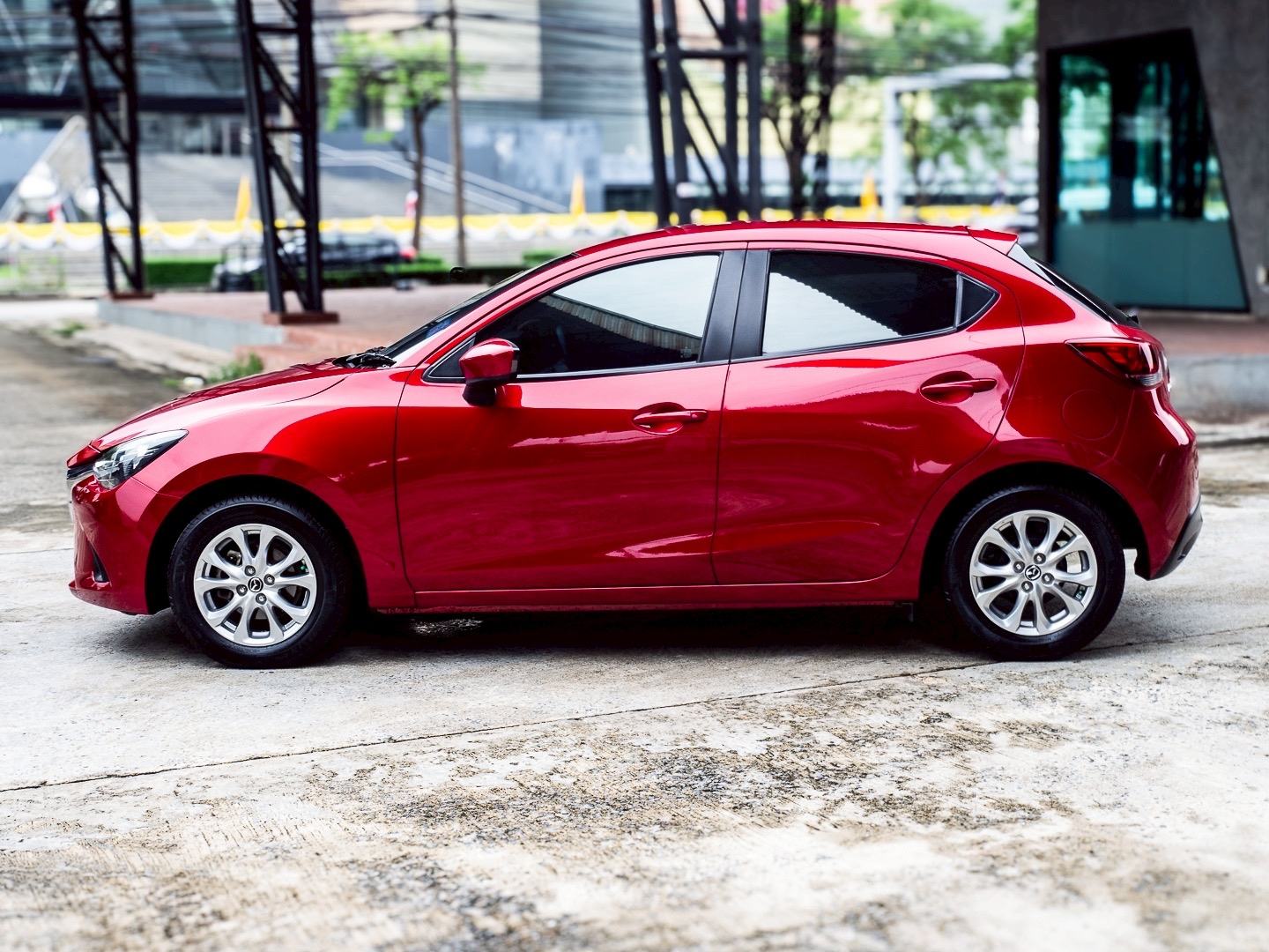 2016 Mazda 2 Hatchback (5 ประตู) สีแดง (รูปที่ 17)