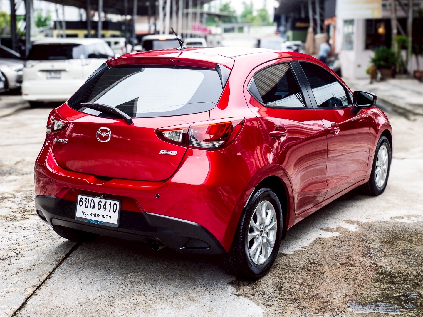 2016 Mazda 2 Hatchback (5 ประตู) สีแดง (รูปที่ 6)