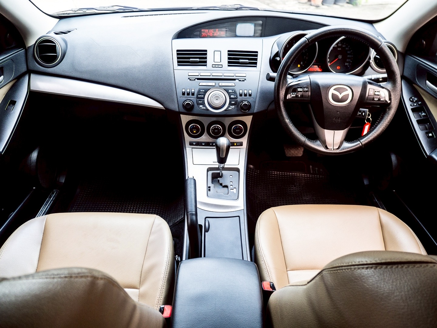 2012 Mazda 3 สีเทา (รูปที่ 12)