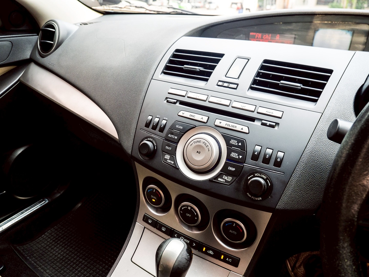 2012 Mazda 3 สีเทา (รูปที่ 13)