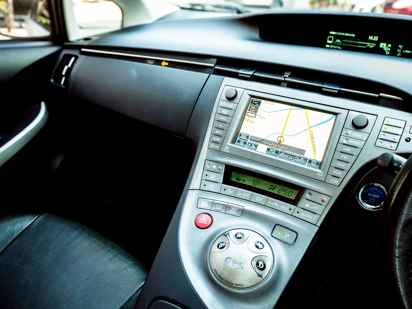 2012 Toyota Prius สีขาว (รูปที่ 10)