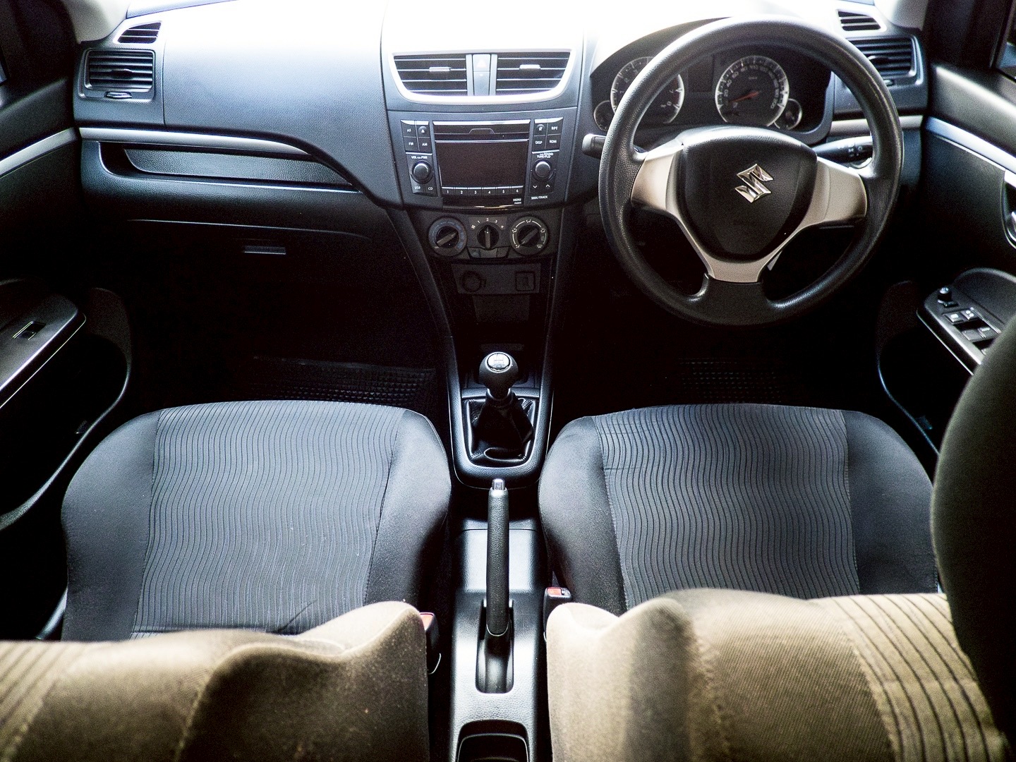 2014 Suzuki Swift สีเทา (รูปที่ 17)